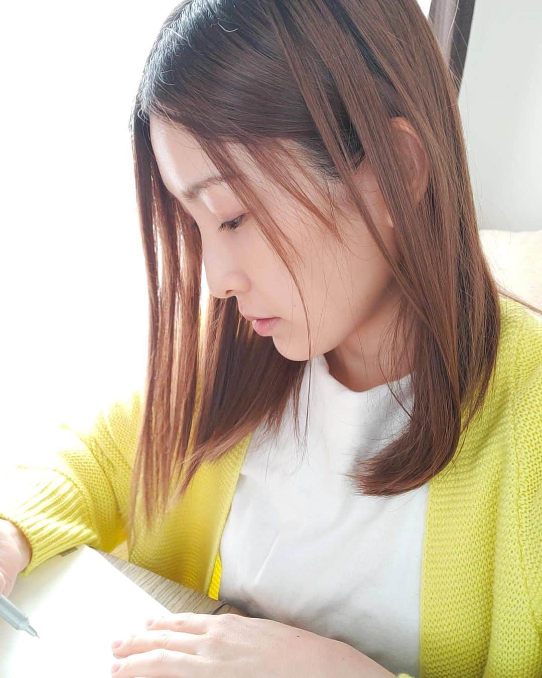 のインスタグラム：「育児中の友人たちと育児と仕事の﻿ 両立についてよく話しますが、﻿ ﻿ 正直、育児以前の生産性を保つのは、﻿ 難しいと思います。﻿ ﻿ 育児を通して学ぶことも多いですが、﻿ これまで通り仕事が出来ることはないですし、﻿ ﻿ 疲れていても癒しの時間すらないのが﻿ 育児中のママの現実だと知りました。﻿ ﻿ 今までとは違う常識の中、戸惑い、悩み、﻿ 私自身が救いを求める中で、次第に﻿ ﻿ 「私は私自身を救う手立てを見つけて﻿ それをシェアしていこう」という気持ちが﻿ 生まれました。﻿ ﻿ なので、産後は自分を癒してくれたものを﻿ こまめにメモしていたのですが、﻿ その中のひとつが、﻿ 海外製のボディソープでした。﻿ ﻿ いつもはバタバタのバスタイムですが、﻿ 新しいボディソープを使った瞬間に、﻿ バタバタしている中でも﻿ 「あ、いい香り…」とほんの少し﻿ 気持ちがふわっとするのを﻿ 感じることが出来ました﻿ ﻿ そして、マネージャーさんと﻿ これからの仕事の話をしていた時に﻿ ﻿ ママたちのスケジュールの中に﻿ 癒しの時間をわざわざ作ることは﻿ 出来ないから﻿ やらなくちゃいけないことの中に﻿ 「癒し」を入れる﻿ 方法を…という話になり、﻿ ﻿ 「ワンオペママの﻿ バスタイムを楽しくする」という﻿ コンセプトを思いつきました。﻿ ﻿ ベビーハグは、﻿ 赤ちゃんのためのブランドではなく﻿ 赤ちゃんとママのためのブランドです。﻿ ﻿ ベビーハグの商品は﻿ 赤ちゃんに優しく安心して使えると同時に﻿ ママの気持ちを癒すことや、﻿ お風呂タイムが今より少し楽しく、﻿ ラクになることを目的に作っています。﻿ ﻿ 発売開始は1月15日に決まりました☺️ @babyhug_official  ﻿ 引き続き、商品やブランドコンセプトについて﻿ 私のインスタとベビーハグのインスタの﻿ 両方で伝えていこうと思うので﻿ お付き合いいただければ幸いです﻿🙇‍♀️ ﻿ （インスタグラムは管理を﻿ スタッフに任せているので﻿ コメント欄へのご質問も﻿ スタッフからお返事させて頂きます）﻿ ﻿ #ベビーハグ #babyhug #育児﻿ #オールインワンソープ #子育て﻿ #子育てママ #子育て投稿﻿ #boujeloud #ブージュルード #新米ママ #赤ちゃんのいる生活﻿ #ママライフ #子育てママ﻿ #子どものいる暮らし　﻿ #ベビーグッズ #子育ての悩み﻿ #ワンオペ風呂　#子育て応援　﻿ #子どもとの時間 #赤ちゃんとママ﻿ #ベビーバス #ワンオペお風呂 #ワンオペ育児 #ママグッズ　#リモート映え #リモート映えコーデ  #リモート映えトップス」
