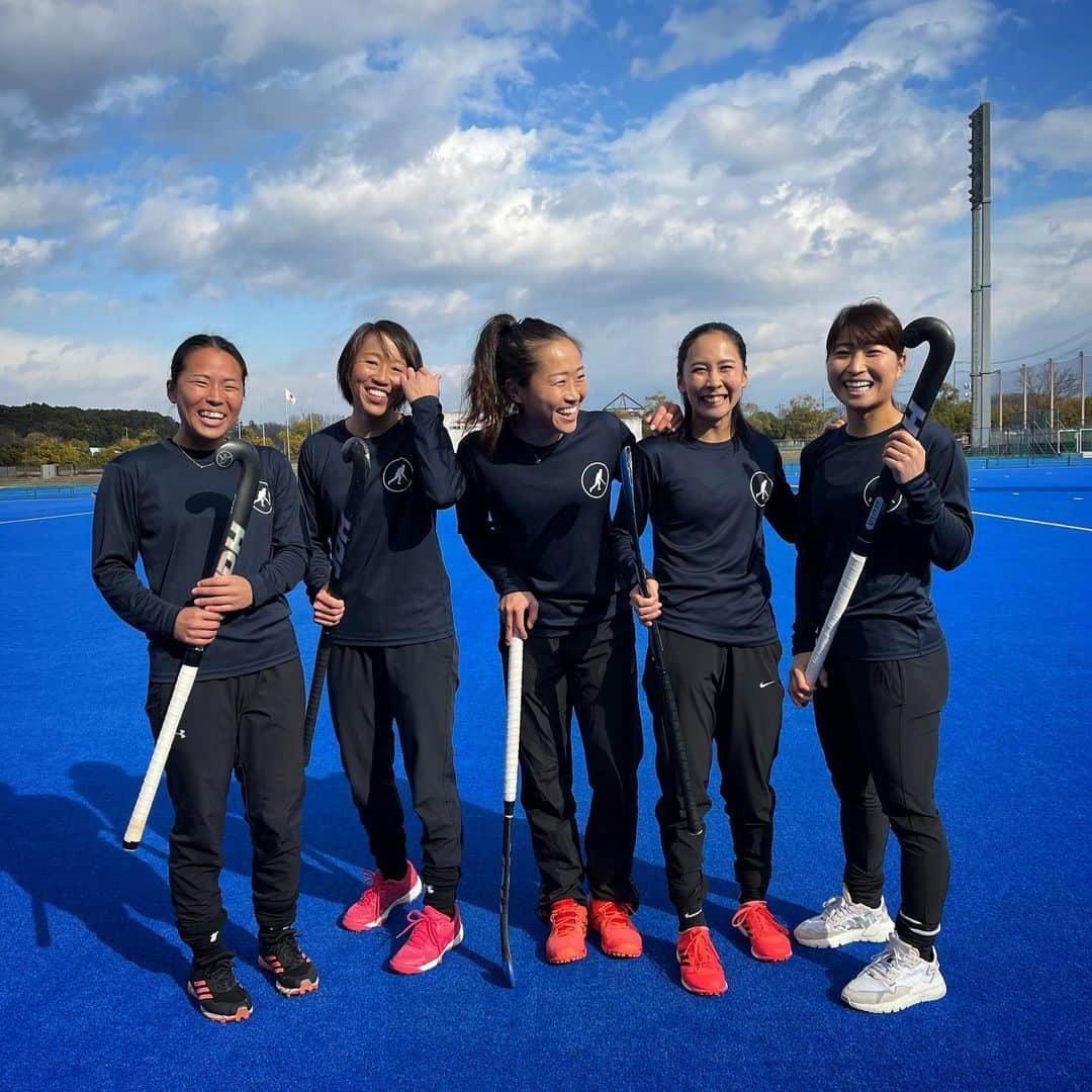 及川栞のインスタグラム：「. How happy we can play hockey together again🇯🇵🏑🌸 2021年初めての代表活動が終わりました。 このような状況で代表活動が出来たこと本当に感謝します。 久しぶりにみんなとのホッケー本当に楽しかった〜🏑💓💓またすぐに！  #teamjdh#usethebest#hockey#sakurajapan#tokyo2020plus1#olympics#improve#keepgoing#onegoal#nextstep#smile#enjoy#teammates#さくらjapan」