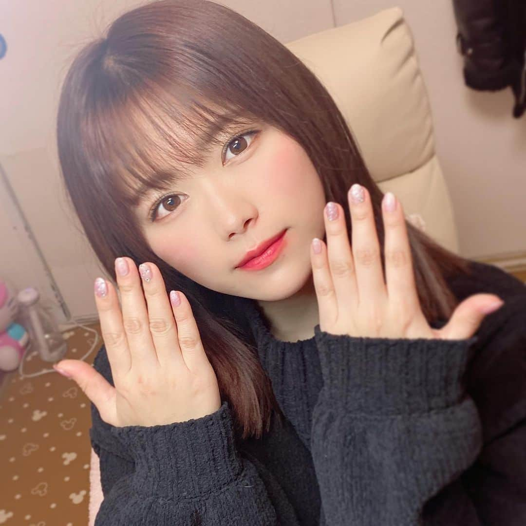 山内鈴蘭さんのインスタグラム写真 - (山内鈴蘭Instagram)「💅💅💅 ． マグネットネイルが可愛くて ピンクとパープルピンクの2カラーに ストーンで冬っぽくしてもらったよ☃️💓 ． @saa0526nail ちゃん いつも楽しい時間をありがとう☺️ 可愛いネイルもありがとう♫ ． ． #恵比寿 #恵比寿ネイル #mershare #マグネットネイル #ストーンネイル #ネイルデザイン #シンプルネイル #ネイルケア」1月8日 14時34分 - xxsuzuranxx