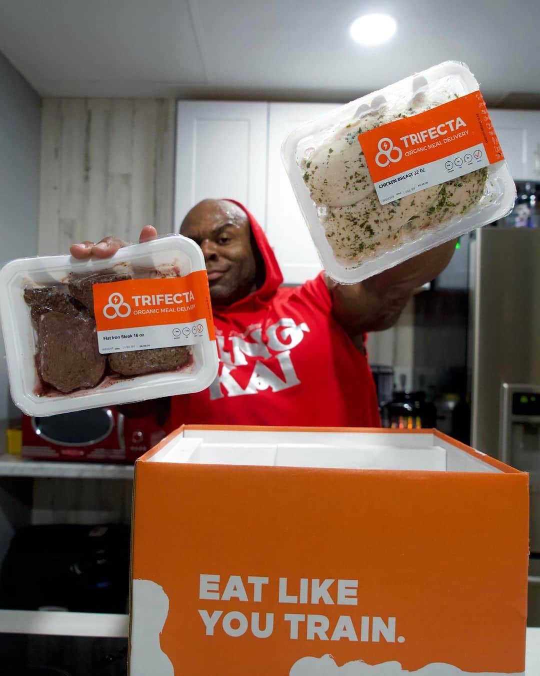カイ・グリーンのインスタグラム：「Crush your New Year’s resolution!  Get 40% off Trifecta meal prep and 90 days of customized nutrition coaching with promo code ITSTIME ⏱ 💪🏾  Help combat the holiday sweets intake by keeping the remainder of your diet in check. - 🍽www.trifectanutrition.com “link in bio” #TRIFECTA」