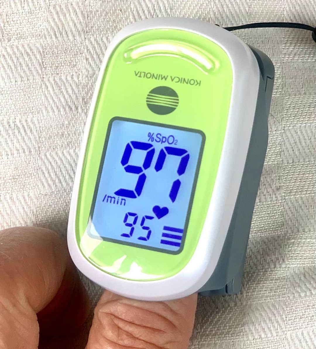 渡辺達生さんのインスタグラム写真 - (渡辺達生Instagram)「2021.01.08…おはよう☀ジジイの朝は血圧と血中酸素飽和度からだよ。  コイツはコニカミノルタ製…医療関係者も多く使ってるそうです。#tatsuowatanabe#バルスオキシメーター」1月8日 14時26分 - tatsuowatanabe