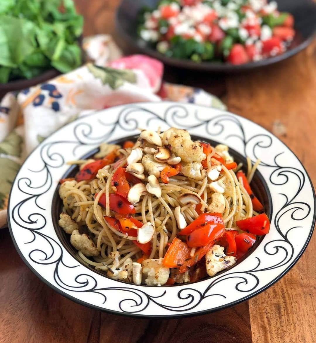 Archana's Kitchenさんのインスタグラム写真 - (Archana's KitchenInstagram)「#FridaySpecial  Aglio E Olio Pasta Recipe with Roasted Cauliflower, Peppers & Cashew Nuts is a lip smacking pasta with no added sauce, instead tossed in olive oil, herbs and garlic and make like an Aglio Olio Pasta with added goodness of roasted bell peppers and cauliflower. Try this for your Friday dinenr and tell us hwo you liked it. Get the recipe from the smart.bio link in my profile @archanaskitchen .」1月8日 14時35分 - archanaskitchen
