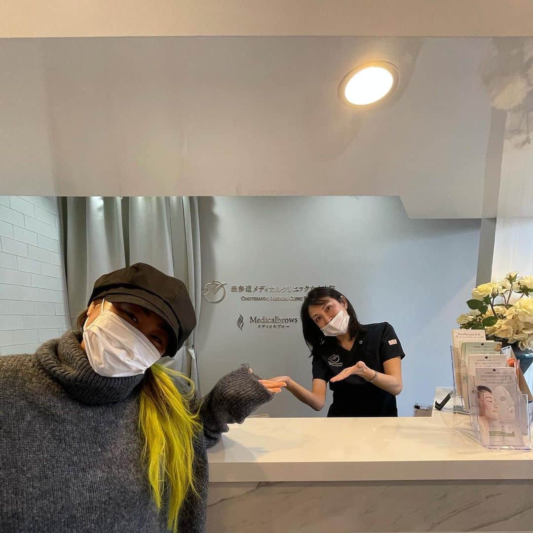 ルナのインスタグラム：「新年1発目、4回目の傷治療に行ってきたよ!!!. やはり我慢なくして美は獲れない😅. ミサエ先生が治療しながらも爆笑話しをしてくれるから乗り越えてる🤣. やっぱり笑うって凄いと実感w. 治療の詳しい動画をYouTubeでもアップしてるから気になった方は是非観てね✌🏼. @omotesando_medical_clinic  #傷治療 #アンチエイジング  #美容 #ダウンタイム #リジュラン #フラクショナルレーザー」