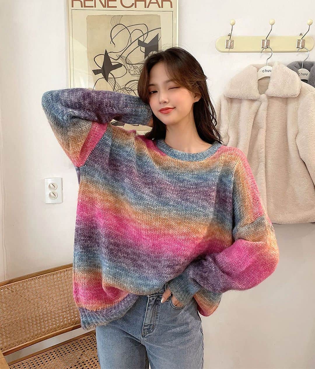 Chuuのインスタグラム：「아니 컬러풀한 색감 장난 아니네요🌈  부드러운 촉감과 루즈한 핏으로 여리여리한 스타일을 연출시켜주는 레인보우 니트☺️ 다채로운 컬러 배색으로 겨울에도 화사함 유지❣️ 미니스커트랑 코디하면 정말 러블리하답니다! 강추 강추🤟🏽  #chuu#츄#레인보우니트#겨울니트#니트추천#데일리룩#오버핏니트」