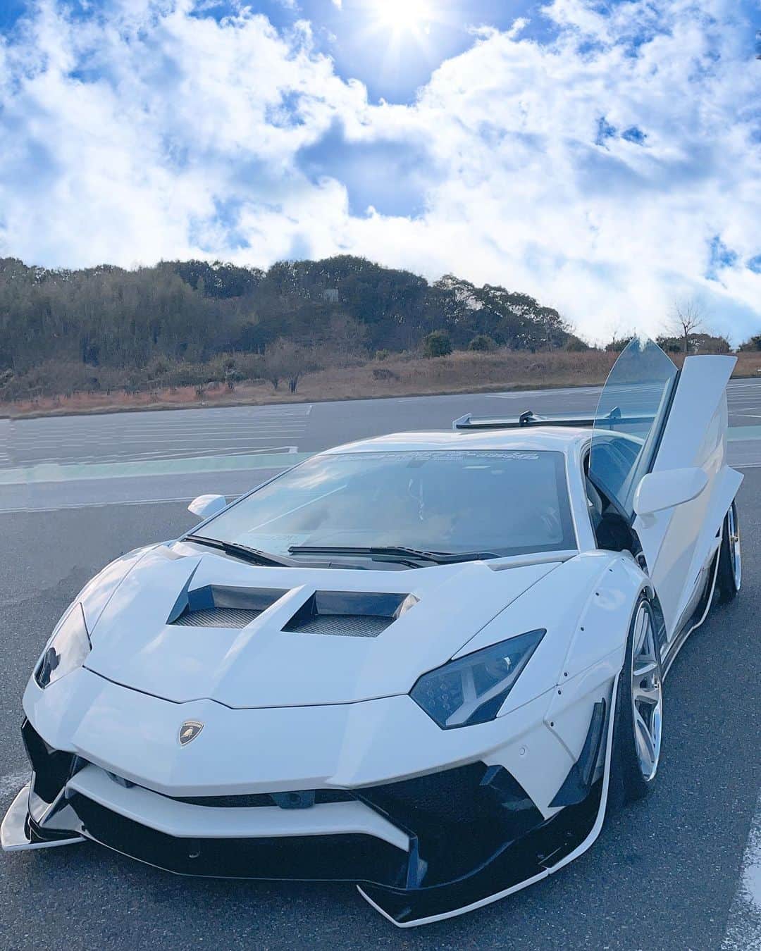 マキろんのインスタグラム：「ランボルギーニ✨👏✨ お正月の走行会で 運転させてもらったよ😌💖 ・ 地を這うようなフォルムと エンジン音がたまらんーー💖 ・ (いけない私の中のおっさんが 出てきてしまっている💦) ・ 外見は美女なんやけど 中身がおっさんらしいどうも😅 ・ I took the Lamborghini for the New Year .  The engine sound resonated with my heart . love,love,love💖 lol.lol.lol💖 . I might be old man😂 #山内智恵#マキろん#japanesegirl  #car #supercar #lanborghini  #ランボルギーニ  #カッコいい#ありがとう#大好き #エンジン音#中身はおっさんです  #follow#lol」