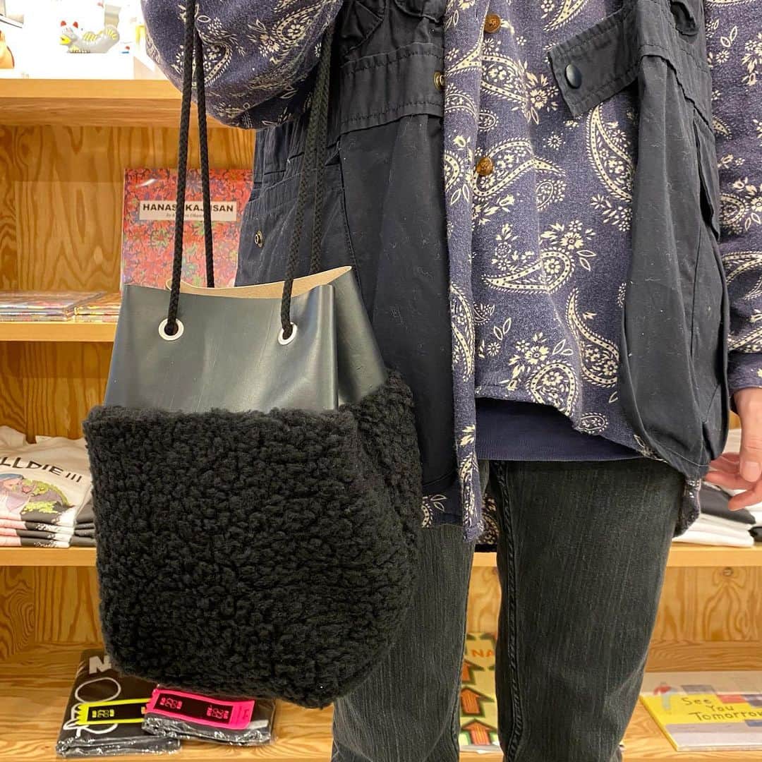 BEAMS JAPANさんのインスタグラム写真 - (BEAMS JAPANInstagram)「＜MAKOO＞﻿ 5861-0465 MAKOO Recycle leather Boa Kinchaku bag ¥8,800+TAX COLOR:BLACK, KHAKI  リサイクルレザーとボアを使用した巾着バッグです。 裏地付き、ポケット付きとなっています。  ※バッグの中に入れる重さは、2kgまででご使用ください。  ﻿ 通販も承っております。﻿ お気軽にお問い合わせください📱 ﻿ BEAMS JAPAN 4F﻿ ☎︎03-5368-7328﻿ @beams_japan﻿ @tokyo_cultuart﻿ #beams ﻿ #beamsjapan﻿ #beamsjapan4th﻿ #makoo」1月8日 14時46分 - beams_japan
