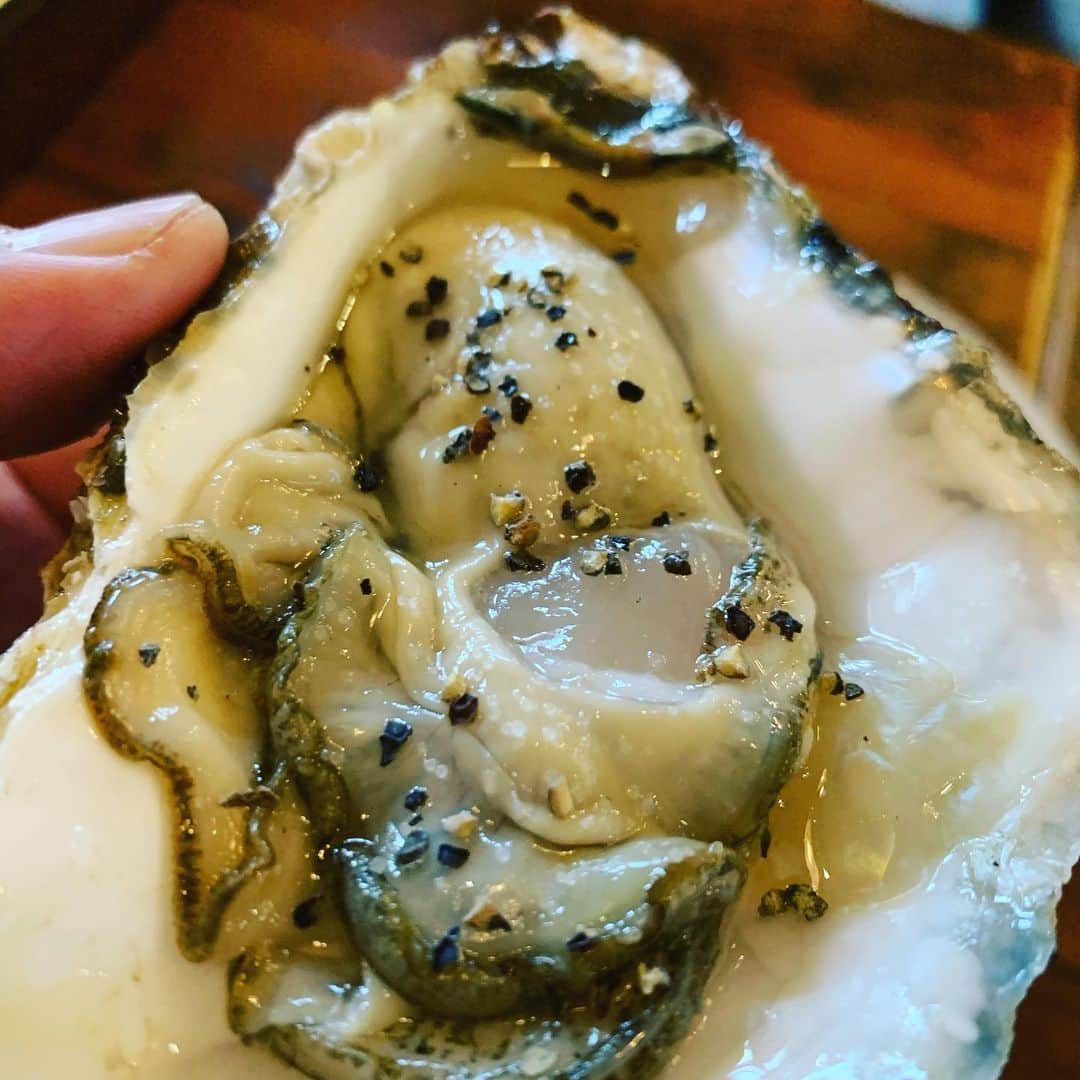 ケイ・グラントのインスタグラム：「生牡蠣オリーブオイルと塩胡椒にレモンだわね〜」
