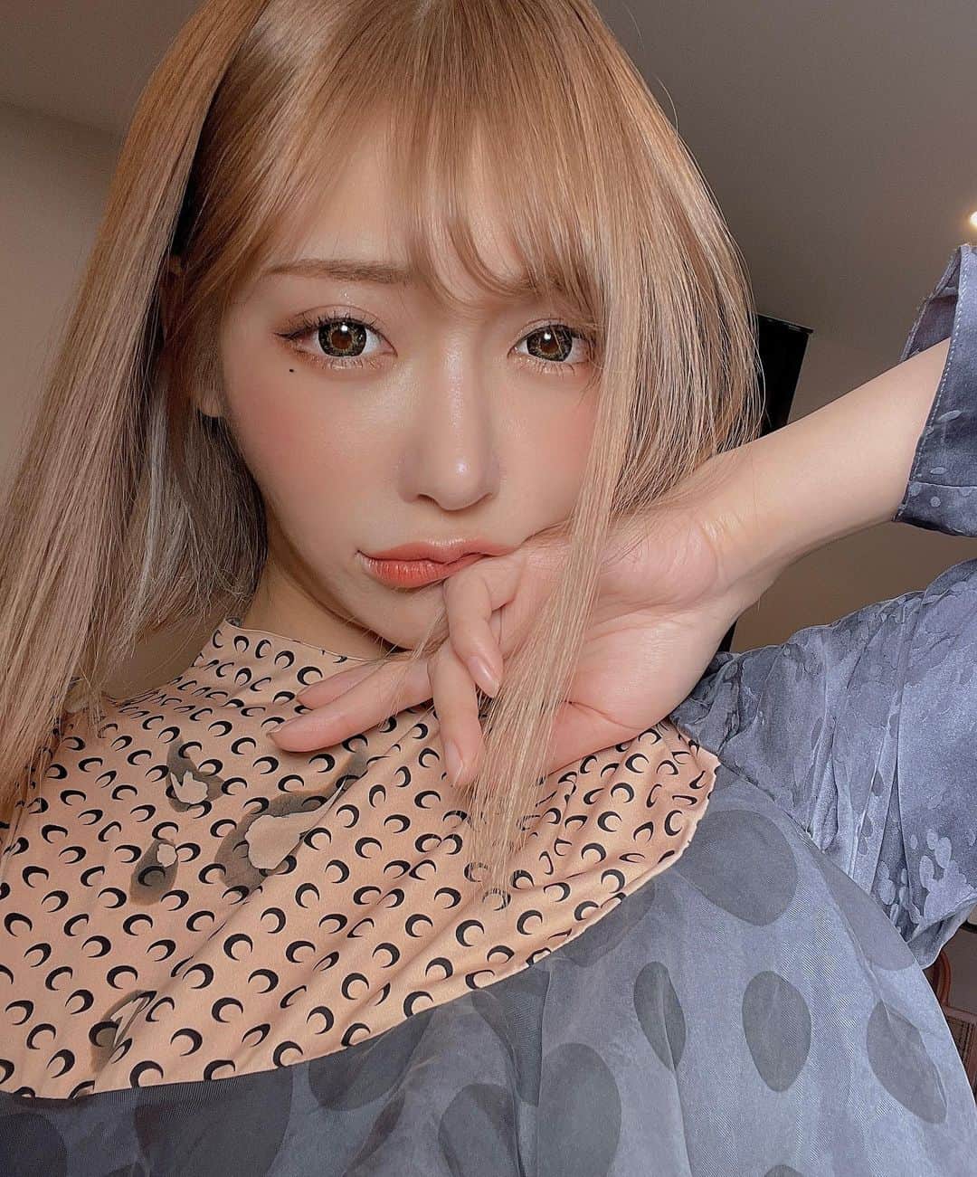明日花キララのインスタグラム：「ブリーチ処女卒業🎓 新年染め初めしてきましたっ！！！ カラー名はシルキーテディベアです🐻‍❄️💌 ブリーチしたのに逆につるつるになってビックリ！！！ 透明すぎる👸🏼❄️ @makoto828 はもう8年くらい担当してくれているけどいつもほんとーに意味不明すぎるくらい丁寧に仕事してくれます😂ありがとう！！」