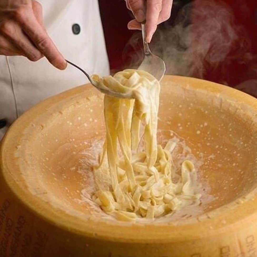 バルセンナリ食堂さんのインスタグラム写真 - (バルセンナリ食堂Instagram)「バル　センナリ食堂です。  センナリ食堂の名物パスタ 【パルミジャーノチーズのクリームパスタ】  『イタリアチーズの王様』と呼ばれる、2年以上熟成された🧀パルミジャーノレッジャーノ🧀を使用して作るクリームパスタ🍽  45kgのチーズの塊の中で、シンプルなクリーム生パスタを和え、お客様の目の前で仕上げます。 最後は、削ったパルミジャーノチーズをたっぷり❣️🧀  熟成された濃厚なパルミジャーノチーズと生フィットチーネのクリームパスタをお楽しみください🧀🍝🧀  #金沢片町 #バル #パルミジャーノレッジャーノ #フィットチーネパスタ #45kgの塊」1月8日 14時50分 - sennari.syokudou