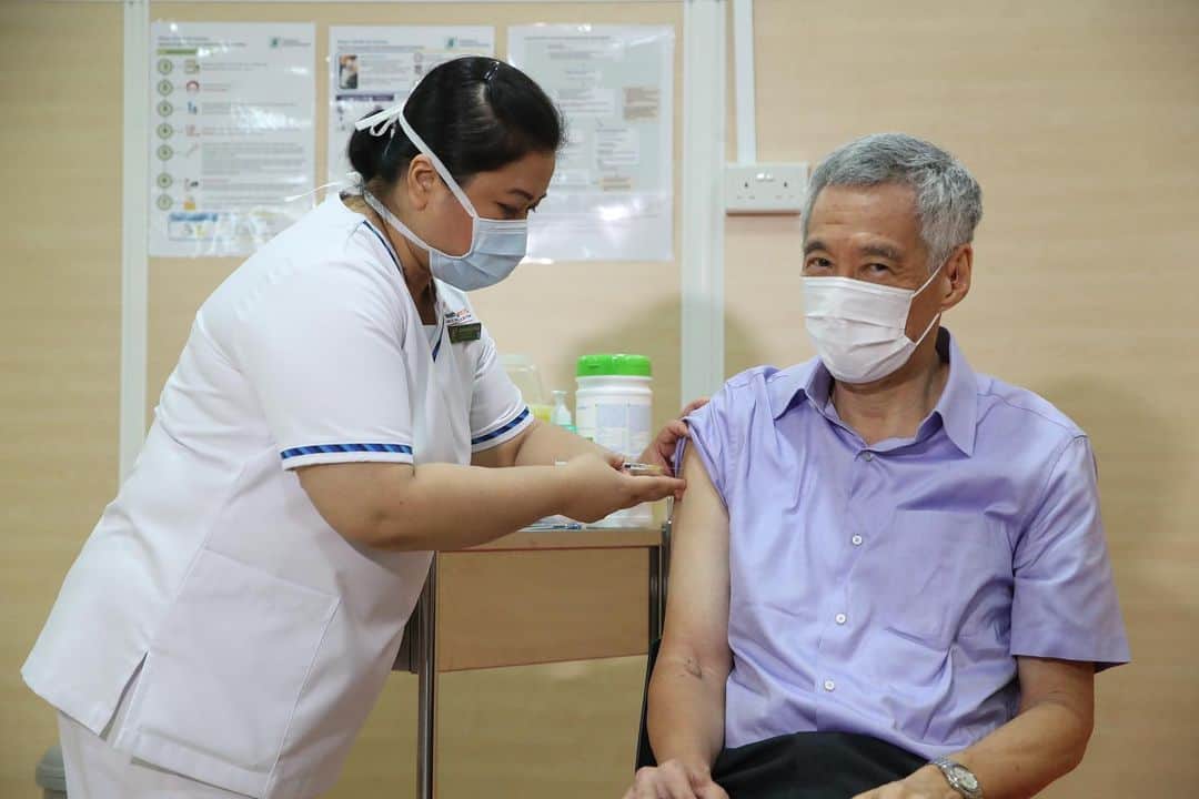 リー・シェンロンのインスタグラム：「Was at Singapore General Hospital (@sghseen) this morning to take a look at the start of COVID-19 vaccinations for healthcare workers from public institutions today. I also got my first dose of the jab!  It was quite painless, with the tiny needle and the steady hands of Senior Staff Nurse Fatimah Mohd Shah. I was observed for 30 minutes after getting the vaccine but I am happy to report that I feel fine and have no side effects.  I am confident that the vaccine is safe and effective. We will have ample vaccines for everyone, so I hope Singaporeans and long-term residents will get vaccinated when your turn comes, and help keep everyone safer. – LHL  ([1,2,4,5] MCI Photo by Fyrol; [3] Photo by me)」