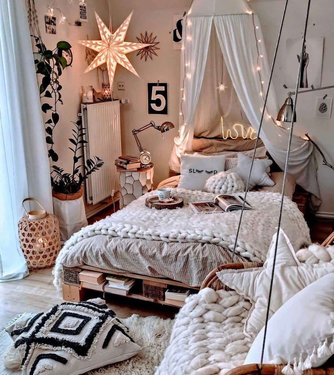 Crazy Roomsのインスタグラム：「What do you want to snuggle up with tonight? 🥰✨ ft @herzenstimme」