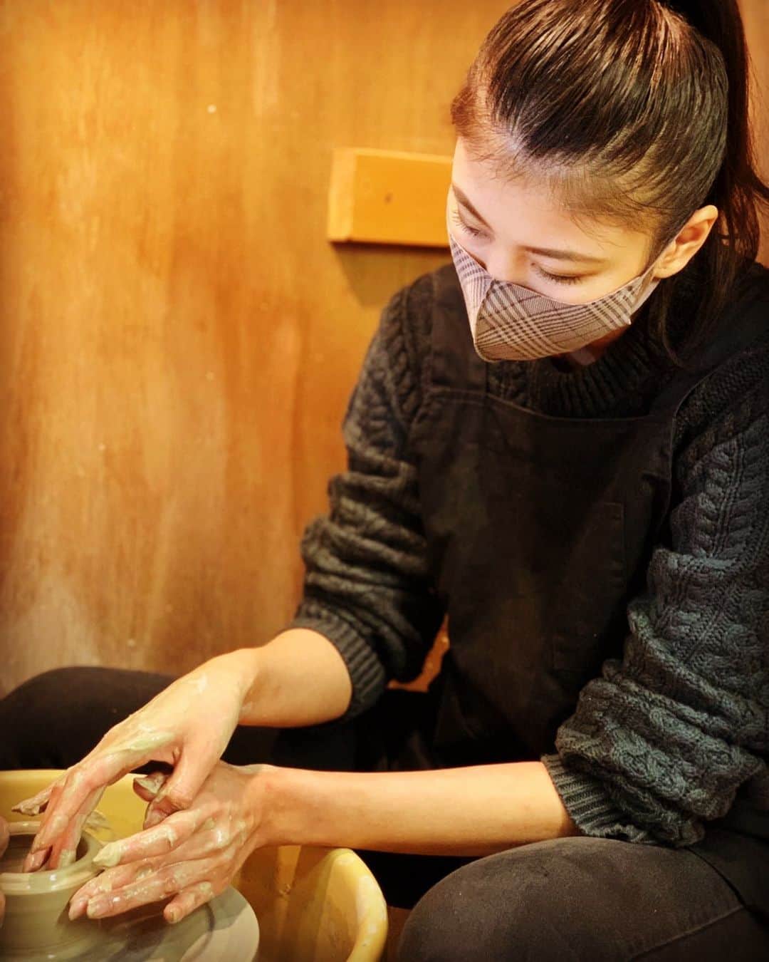 源崎トモエのインスタグラム：「味がある自分好みの和食器が欲しくて陶芸体験👐🏻 . #陶芸 #陶芸体験 #ものづくりが好き  #和食器 #和食器好き #食器好き」