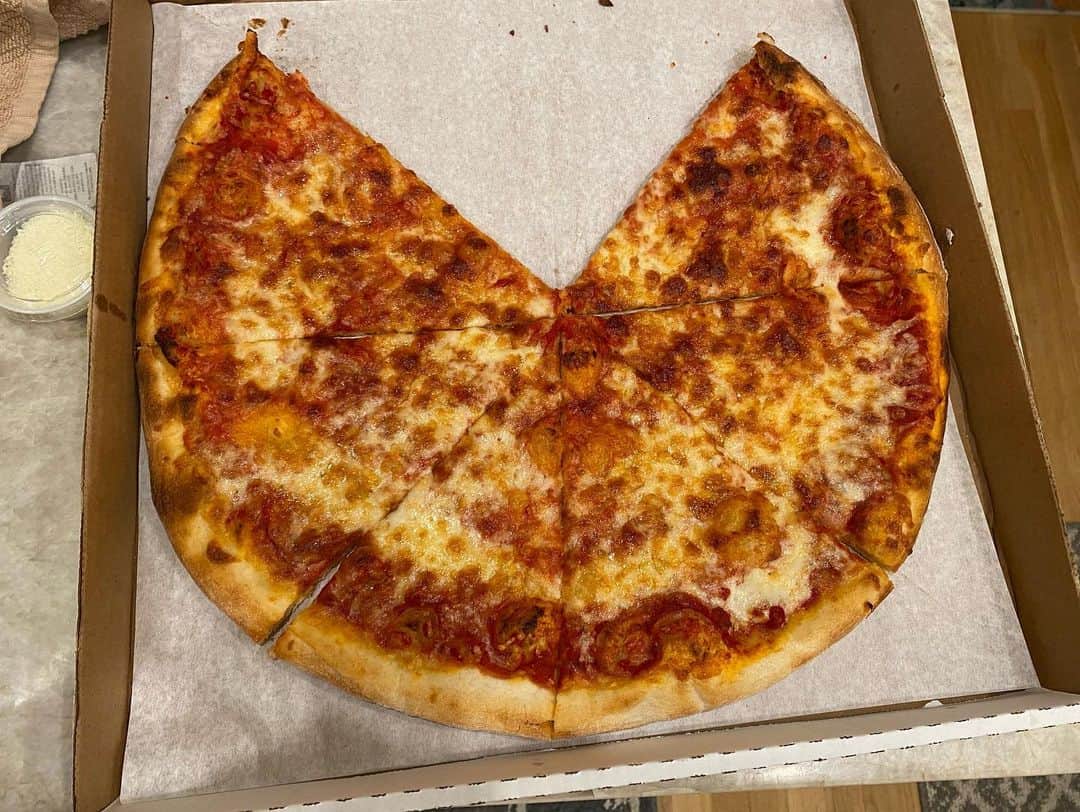 ジョン・ロス・ボウイさんのインスタグラム写真 - (ジョン・ロス・ボウイInstagram)「On a lighter note- the best Pizza in LA continues to be @villagepizza_ . Eat their pizza.」1月8日 15時07分 - johnrossbowie