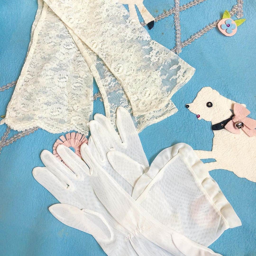 NUTTY Vintage&Collectibleのインスタグラム：「❄️NEW ARRIVAL❄️  ☑︎vtg white lace gloves  成人式や卒業式、結婚式でお探しの方も多い、 ホワイトのレースグローブ入荷いたしました＊  総レースは指先が開いているため使い勝手も良いです♡ それぞれ透け感がありますので、お持ちのカラーグローブと重ねたり、手元のアクセサリーも映えるのが嬉しいですね💅  💌DMよりお問い合わせ/通販承っております💌  ┈┈┈┈┈┈┈┈┈┈┈┈┈┈┈┈┈  バイヤー選りすぐりの アメリカより買い付けたばかりのNEWアイテムは メンテナンス後、順次お出ししております！  SNS掲載アイテムは通販も可能ですので お気軽にお問い合わせ下さい💌  NUTTYで今冬のお洒落を お楽しみいただけますように…♡  ┈┈┈┈┈┈┈┈┈┈┈┈┈┈┈┈┈  🎉2021🌅新春初売りSALEのお知らせ🎉  🎍新着商品を含む店内チケットのついたアイテム⭕️10%OFF〜50%OFF⭕️！ 🎍ONLINE STOREセールアイテム続々掲載中！  店頭＆ONLINE STORE共にどうぞお楽しみ下さい🔜  ┈┈┈┈┈┈┈┈┈┈┈┈┈┈┈┈┈」