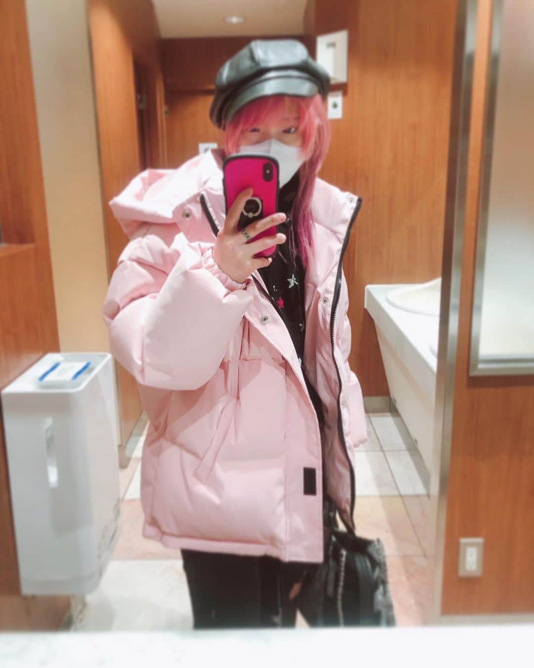朝日奈丸佳さんのインスタグラム写真 - (朝日奈丸佳Instagram)「ピンクのダウンを買ってみた。 ダウンってほとんど着ない(登山用に持ってるくらい) けど、こんなにあったかいんだね〜。 使いまくったろ！  髪に入れた色、大好きになっちゃう🎀   #pink #ピンクカラー  #ダウン #私服  #fashion」1月8日 15時18分 - madoka_maru_hina