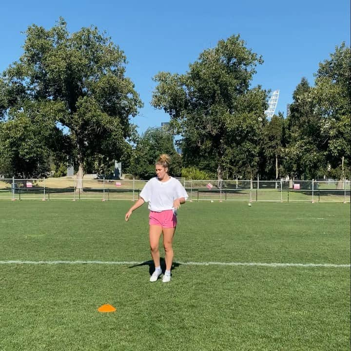 シャルロッテ・キャスリックのインスタグラム：「Couple of snippets from some skill sessions with @rugbybricks down in Melbourne. Good tune up before getting back into it Monday 🙌🏽」