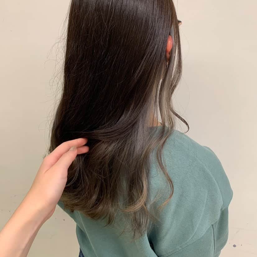 小山星流のインスタグラム：「最初こんな色だったの！今落ちて金髪 耳が赤いのは、ブリーチが痛かった  #インナーカラー #インナーカラーアッシュグレー」