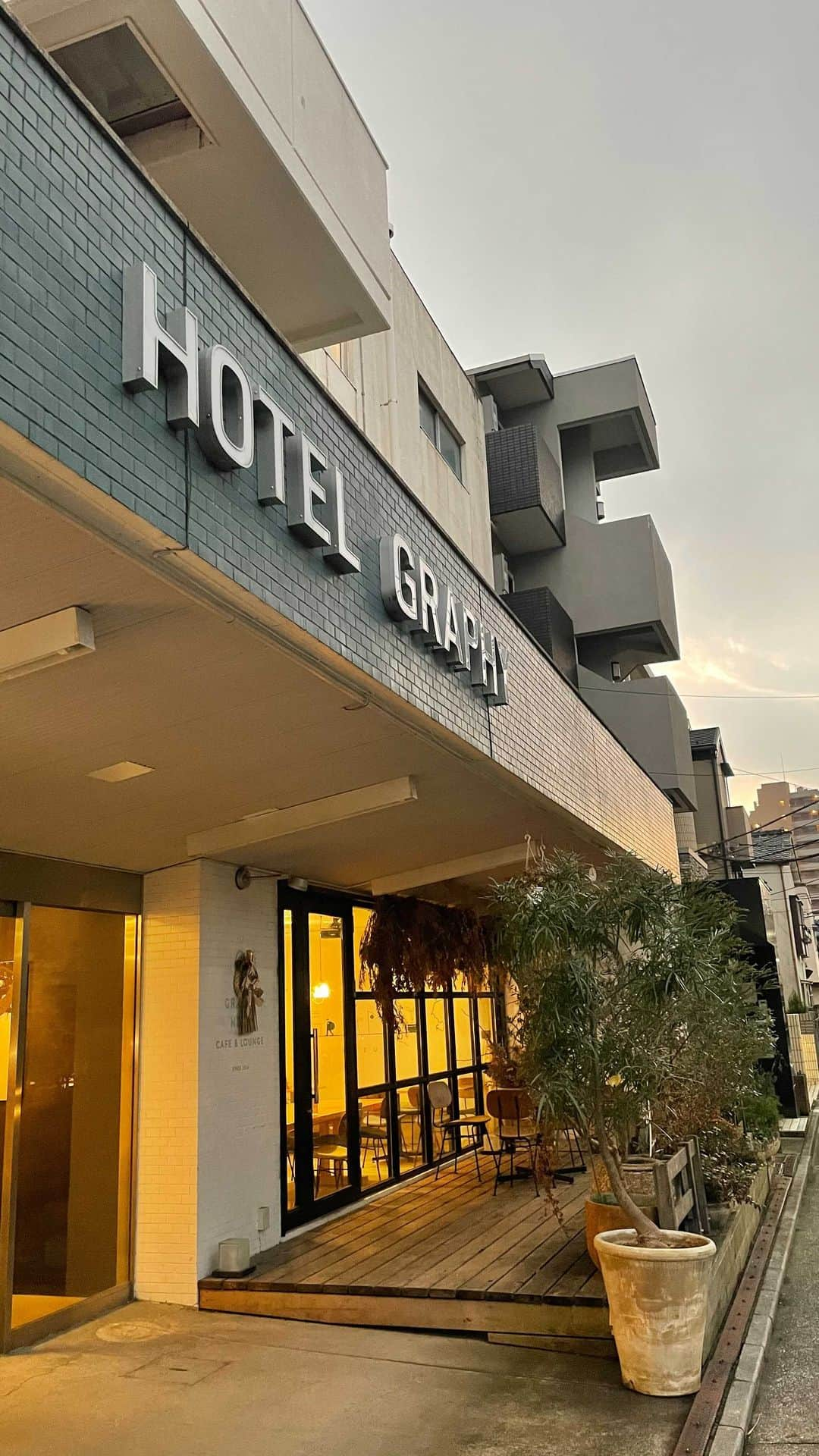 hotelgraphynezuのインスタグラム：「お東京の下町、根津にひっそりとたたずむHOTEL GRAPHY。⁠ ここでは、様々なバックグラウンドを持った人たちが、⁠ それぞれの個性を活かし働いています。⁠ ⁠ そんな私達は、いつでも笑顔でお客様をお迎える様準備して⁠ お待ちしております。⁠ ⁠ ▽▽▽スタッフからのメッセージ▽▽▽⁠ ⁠ ⁠根津散策のついでに是非いらしてください！Shota⁠ ⁠ たくさんおしゃべりしましょう～💗Rian⁠ ⁠ テレワークスペースとしても利用できるので、ぜひ一度足を運んでみて下さい！Nanami⁠ ⁠ 心を込めておもてなしします🤗Shipei⁠ ⁠ お会いできるのを楽しみにしてます😉 Chiho⁠ --------------------------------------------------⁠ ⁠ ⁠HOTEL GRAPHY, It's located in the old-town area of Tokyo, ⁠ Nezu. ⁠In here, staffs from various backgrounds are working by⁠ making the most of each individuality.⁠ We are always waiting for your visit to welcome you with ⁠ smile.⁠ ⁠ ⁠▽▽▽Message from Staff▽▽▽⁠ ⁠ Please drop in here with walking around nezu!！Shota⁠ ⁠ I wanna talk to you a lot💗Rian⁠ ⁠ you can use here as working space as well, please visit us! Nanami⁠ ⁠ I’ll give hospitality with all of my heart🤗Shipei⁠ ⁠ I look forward to meeting you 😉 Chiho⁠ ⁠ ⁠ -------------------------------------------------⁠ #hotelgraphy#hotelgraphynezu⁠ #ホテルグラフィー#ホテルグラフィー根津⁠ #staff#hotel#graphyvideo#nezu#tokyo#video#staffvideo#socialapartment#hostel#スタッフ紹介#東京#根津#スタッフ動画#ホテル紹介#ホステル紹介#下町#goodteam#cheerful#warmwelcome#waitingforyou#service#おもてなし#フレンドリー#暖かいスタッフ#byglobalagents」