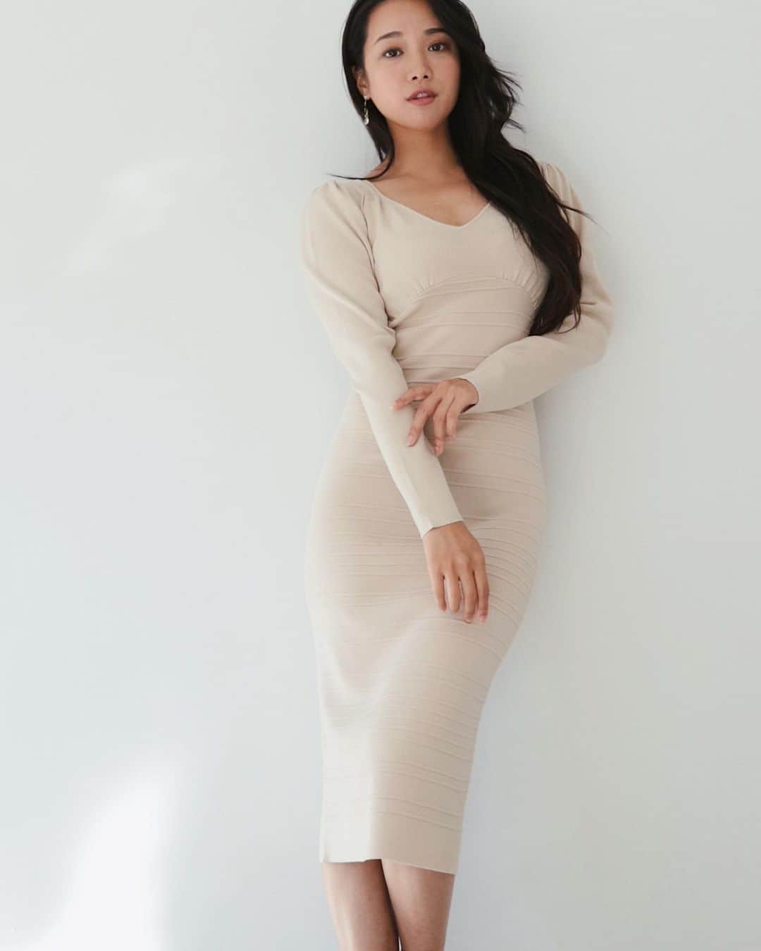 デュラスアンビエントのインスタグラム：「JANUARY NEW ARRIVAL ▫️ 𝗣𝗶𝗻 𝘁𝘂𝗰𝗸 𝘁𝗶𝗴𝗵𝘁 𝗼𝗻𝗲𝗽𝗶𝗲𝗰𝗲 〈Ivory,Pink,Greige,Black〉 ショルダーやバストに施したギャザー使い、袖先にかけて細くなってゆくスリーブラインがトレンドライクな表情と立体感を作り上げ、女性らしさを引き立てるニットドレス。  _____________________________________ www.ambient-online.com @ambientofficial @ambient_ariake @ambient_yurakucho @ambient.opa #アンビエント#ambient_official  #coordinate #styling #21SS #chic」