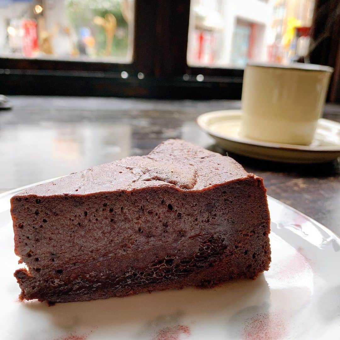 早坂梢依さんのインスタグラム写真 - (早坂梢依Instagram)「. わたし史上最高のチョコレートケーキに出会ってしまった。。 チョコレート寄りのチョコレートケーキ。 すっごい美味しかった❤︎ お店も雰囲気良くて落ち着ける素敵な空間だった〜 開店と同時に行ったから貸切でした✌︎ . #コーナーハウス #チョコレートケーキ #至福のチョコレートケーキ #カフェ #カフェ巡り #宮城カフェ #仙台カフェ #チートデイ」1月8日 15時22分 - kozue_hayasaka