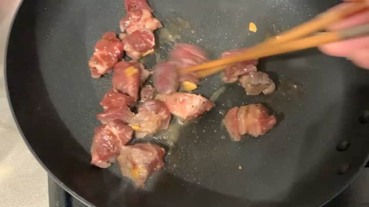 庭瀬幸一郎 のインスタグラム：「， 【新しい宣伝動画】  1.11 17:00〜 無観客ですが庭瀬と宇田で元気にステージに上がれるだけで幸せッス♪ 今回は「良かったら」とか「お時間あれば」とか書きませーん。  是非ご購入下さい(￣^￣)ゞ 販売ページ https://twitcasting.tv/nuofficial1/shopcart/47580  #数字持ってるのは可愛い動物と飯 #ペットいないから肉にしてみた #ガーリックサイコロステーキ #焼くだけ #庭瀬は解凍を覚えた #撮ってたら焼き過ぎて固かった #ポン酢で美味しく頂きましたとさぁ〜 #知らんがな」