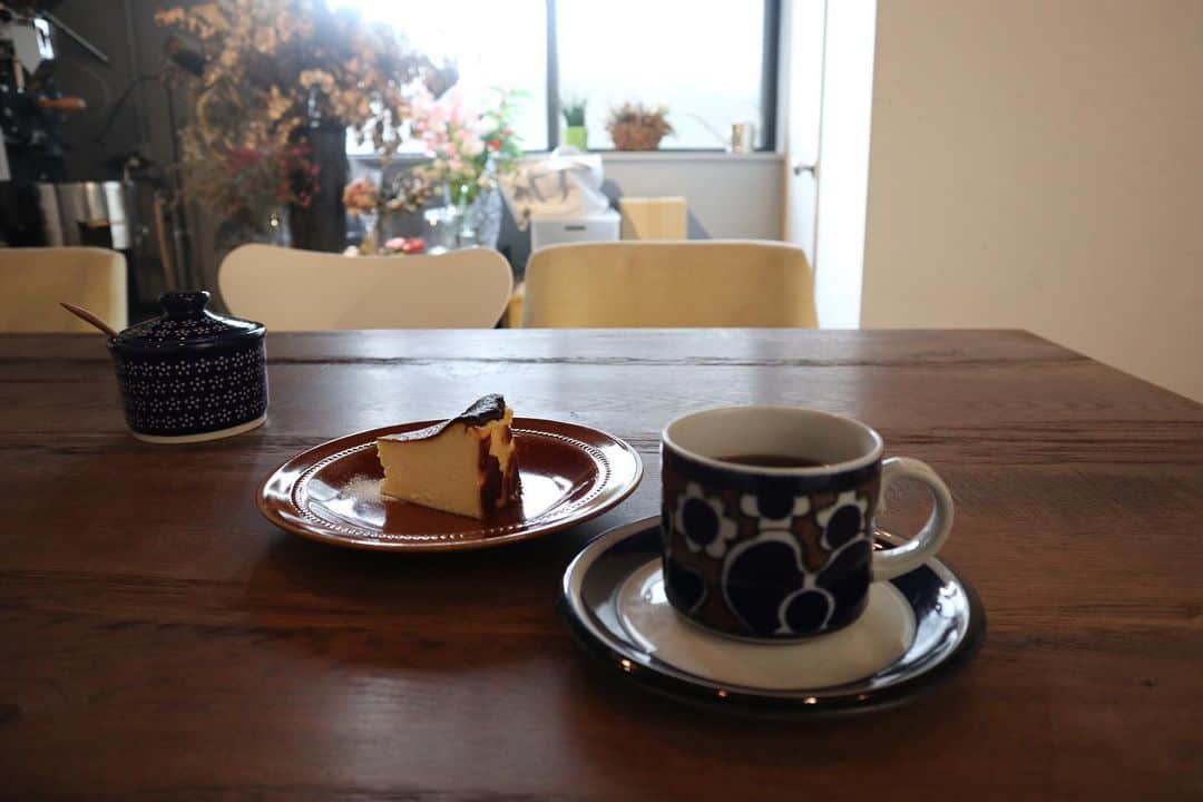 石井輝明さんのインスタグラム写真 - (石井輝明Instagram)「浜田山。 ありがたいことに毎日忙しくさせてもらってます。 皆様体調にお気をつけて。 そんな日々ですね。  #silverlining #cafe #coffee #カフェ #喫茶店 #東京カフェ #浜田山カフェ #カフェ芸人 #素敵なお店だった #こんなご時世だけど #素敵なものや人に触れると #全て忘れるよね #ココハドコワタシハダレ #そこまでいったらあかんけど #その一歩手前くらいがいいよね #ね」1月8日 15時25分 - comandanteishii