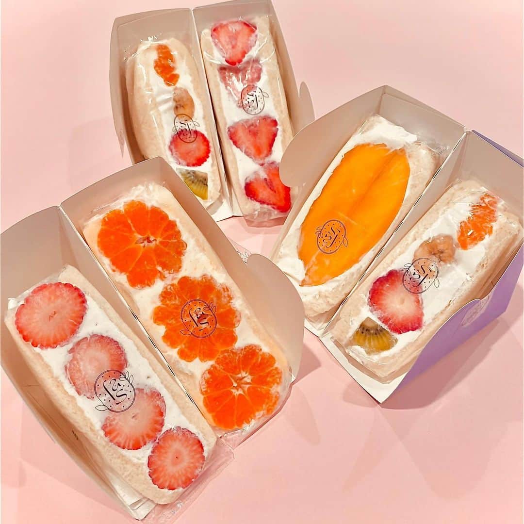 VOGUE GIRL JAPANのインスタグラム：「1月13日（水）にオープンする、日本初のヴィーガンフルーツサンド専門店「fruits and season」のサンドウィッチを先取りチェック👀 サンドウィッチには動物性食品を使わず、豆乳をベースにしたクリームとオリジナルの豆乳パンを使用！主役のフルーツも、市場で選び抜かれたものを使用しているだけあってとってもフレッシュ🍊🍓🥭 罪悪感なくペロリと食べられちゃいます😋  パッケージにもこだわりが詰まったフルーツサンドはギフトにもぴったり！ 開けた瞬間、美しい断面に歓声が上がること間違いなしです💝  fruits and season 東京都渋谷区恵比寿西1-10-1 グリーンパレス1F 11:00〜20:00（テイクアウトのみ、売り切れ次第終了） @fruitsandseason   #fruitsandwich #fruitsandseason #voguegirl @pred_pr  @hiroko_okawa」