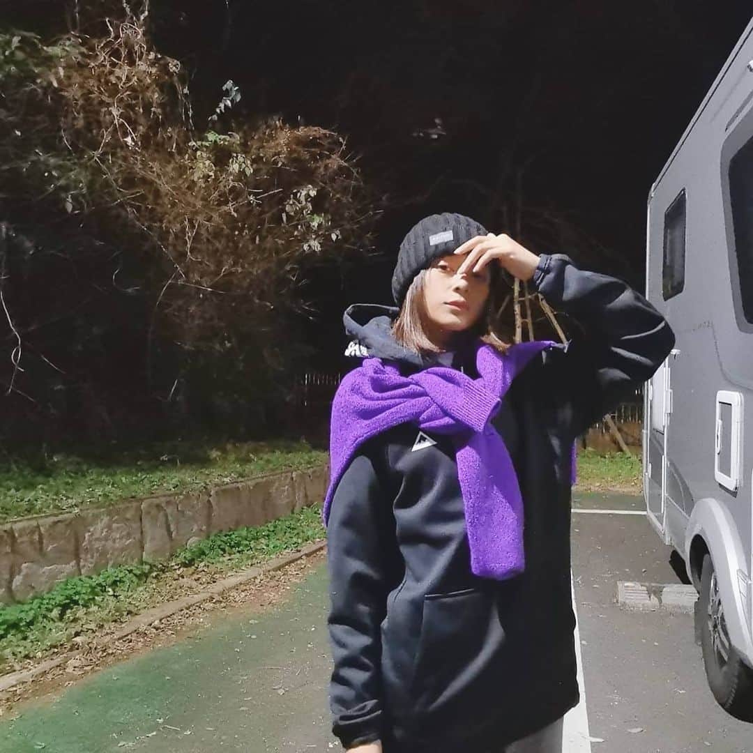 脇田恵子のインスタグラム：「移動生活中に激的に寒くなったから、駆け込み(土日のセール狙って行った) ユニクロ @uniqlo_jp でゲットしたパープルニット  帰ってきて乾燥機かけたら超縮んだ🤫🦋。 寒いの嫌いすぎてなに着ても 寒いから冬服まじ分かんなくない🤤。 ミニスカート履いて生足で歩いてた高校時代が理解に苦しむ。」