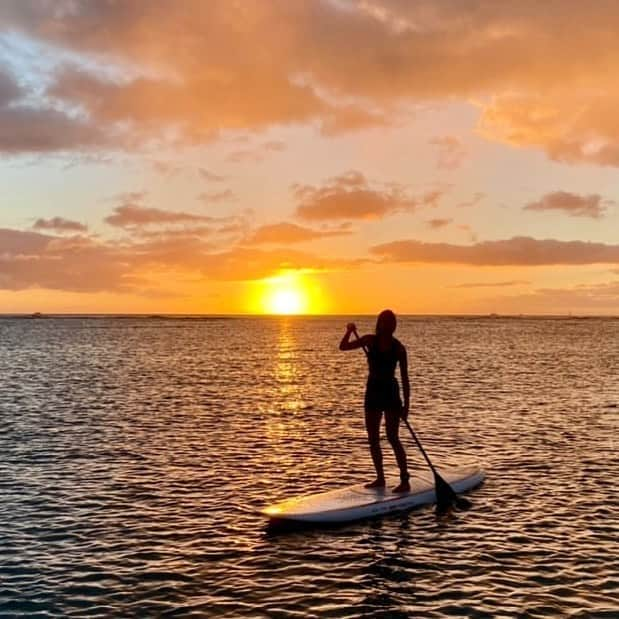 マヤ アリーナのインスタグラム：「Thank you @thesurfingsensei for a memorable sunset SUP ☺️🙏  ココナッツワイヤレス2021年1番目のエピソードアップしたよ🤗お寺でお参りした後ゴージャスなサンセット見ながら@thesurfingsensei とサップ。私の新しいパートナーどう思う？😂  リンクはプロフィールに入っているよ⬆️今年もよろしくお願いします🙏☺️」