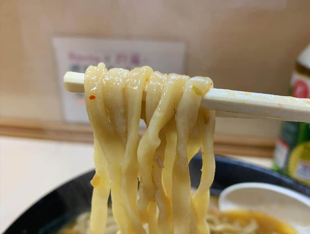 SUSURUさんのインスタグラム写真 - (SUSURUInstagram)「ラーメン二郎 京成大久保店 みそラーメンニンニクアブラ 緊急事態宣言の発令により、明日から1ヶ月ほど休業に入る京成大久保店へ。 到着すると見たことない長蛇の列。 1時間ほど並んで着丼！ キャベツ多めのヤサイ盛りが美しいです🍜 甘味ありつつ豚の旨味が効いた味噌スープ、めっちゃ旨い！ 表面滑らかな平打ち中太麺はモチ食感でスープもしっかり持ち上げて最高🍥 久しぶりの京成大久保、うますぎました‥！ #ラーメン二郎京成大久保店 #ラーメン二郎 #京成大久保 #千葉 #みそラーメン #ニンニクアブラ #うまい  #ラーメン #らーめん #ramen #ラーメン部 #ramennoodles #毎日ラーメン生活 #麺スタグラム #japaneseramen #japanramen #foodstagram #foodie #noodles #instanoodle #instaramen #instafood #susururecommended #二郎 #千葉ラーメン #味噌ラーメン」1月8日 15時47分 - susuru_tv