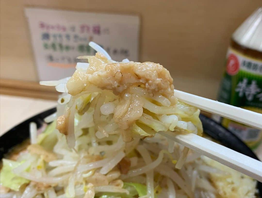 SUSURUさんのインスタグラム写真 - (SUSURUInstagram)「ラーメン二郎 京成大久保店 みそラーメンニンニクアブラ 緊急事態宣言の発令により、明日から1ヶ月ほど休業に入る京成大久保店へ。 到着すると見たことない長蛇の列。 1時間ほど並んで着丼！ キャベツ多めのヤサイ盛りが美しいです🍜 甘味ありつつ豚の旨味が効いた味噌スープ、めっちゃ旨い！ 表面滑らかな平打ち中太麺はモチ食感でスープもしっかり持ち上げて最高🍥 久しぶりの京成大久保、うますぎました‥！ #ラーメン二郎京成大久保店 #ラーメン二郎 #京成大久保 #千葉 #みそラーメン #ニンニクアブラ #うまい  #ラーメン #らーめん #ramen #ラーメン部 #ramennoodles #毎日ラーメン生活 #麺スタグラム #japaneseramen #japanramen #foodstagram #foodie #noodles #instanoodle #instaramen #instafood #susururecommended #二郎 #千葉ラーメン #味噌ラーメン」1月8日 15時47分 - susuru_tv