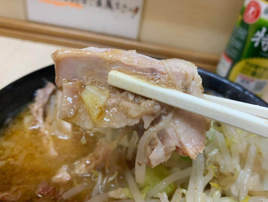 SUSURUさんのインスタグラム写真 - (SUSURUInstagram)「ラーメン二郎 京成大久保店 みそラーメンニンニクアブラ 緊急事態宣言の発令により、明日から1ヶ月ほど休業に入る京成大久保店へ。 到着すると見たことない長蛇の列。 1時間ほど並んで着丼！ キャベツ多めのヤサイ盛りが美しいです🍜 甘味ありつつ豚の旨味が効いた味噌スープ、めっちゃ旨い！ 表面滑らかな平打ち中太麺はモチ食感でスープもしっかり持ち上げて最高🍥 久しぶりの京成大久保、うますぎました‥！ #ラーメン二郎京成大久保店 #ラーメン二郎 #京成大久保 #千葉 #みそラーメン #ニンニクアブラ #うまい  #ラーメン #らーめん #ramen #ラーメン部 #ramennoodles #毎日ラーメン生活 #麺スタグラム #japaneseramen #japanramen #foodstagram #foodie #noodles #instanoodle #instaramen #instafood #susururecommended #二郎 #千葉ラーメン #味噌ラーメン」1月8日 15時47分 - susuru_tv