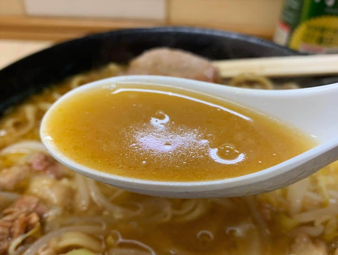 SUSURUさんのインスタグラム写真 - (SUSURUInstagram)「ラーメン二郎 京成大久保店 みそラーメンニンニクアブラ 緊急事態宣言の発令により、明日から1ヶ月ほど休業に入る京成大久保店へ。 到着すると見たことない長蛇の列。 1時間ほど並んで着丼！ キャベツ多めのヤサイ盛りが美しいです🍜 甘味ありつつ豚の旨味が効いた味噌スープ、めっちゃ旨い！ 表面滑らかな平打ち中太麺はモチ食感でスープもしっかり持ち上げて最高🍥 久しぶりの京成大久保、うますぎました‥！ #ラーメン二郎京成大久保店 #ラーメン二郎 #京成大久保 #千葉 #みそラーメン #ニンニクアブラ #うまい  #ラーメン #らーめん #ramen #ラーメン部 #ramennoodles #毎日ラーメン生活 #麺スタグラム #japaneseramen #japanramen #foodstagram #foodie #noodles #instanoodle #instaramen #instafood #susururecommended #二郎 #千葉ラーメン #味噌ラーメン」1月8日 15時47分 - susuru_tv