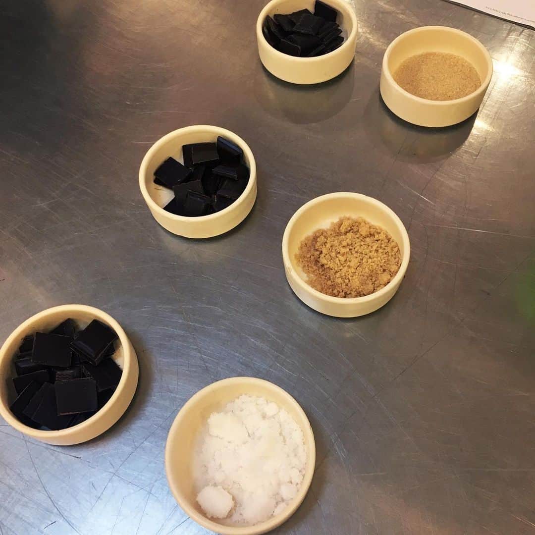ダンデライオン・チョコレート・ジャパンさんのインスタグラム写真 - (ダンデライオン・チョコレート・ジャパンInstagram)「■ダンデライオン・チョコレートが「きび砂糖」を使用する理由 Part 2﻿ ﻿ ダンデライオン・チョコレートのチョコレートの原材料は「カカオ豆」と「きび砂糖」の２つのみ。これらを選ぶ際、わたしたちは生産地を必ず訪れ、農園で過ごすことでお互いを知り、信頼関係が構築された上で購入することにしています。﻿ ﻿ 前回に続き、ダンデライオン・チョコレートがなぜNative（@nativeorganicos）の「きび砂糖」を選んだのかについてお伝えいたします。﻿ ﻿ ﻿ 2）なぜこの「きび砂糖」を選んだのか﻿ 環境や働く人のことを第一に考えるというフィロソフィーはもちろんですが、Bean to Bar ならではの事情も含まれています。﻿ ﻿ まず第一に、「砂糖そのものの甘さが際立っていない」という点です。わたしたちのチョコレートは、カカオの生産地特有の風味を引き出すように作られています。そのため、味の主張があまりない、カカオのフレーバーが分かりやすい砂糖を探していました。﻿ ﻿ 精製している砂糖は、純度が高く甘さが際立っています。﻿ メーカーにより糖度は異なりますが、上白糖で約97°、グラニュー糖で約99°に対し、きび砂糖では約95°と言われており、優しく柔らかい甘さが特徴です。﻿ また、上白糖やグラニュー糖などの精製糖は濾過・脱色作業のために牛骨炭（畜産動物の骨）を使用している場合もあります。ヴィーガンの方はこのような砂糖を敬遠することもあり、誰でも安心して召し上がっていただけるチョコレートを作るためにも、このような選択しました。﻿ ﻿ ﻿ また、「チョコレートにした際の粘度」も理由の一つです。﻿ ダンデライオン・チョコレートでは、追油（チョコレートを製造する際に、油分であるココアバターを足すこと）をしていないため、元々チョコレートの粘度が高い状態になります（ドレッシングも、油分と混ぜると粘度が下がります）。﻿ チョコレートが機械を通らず壊れてしまうこともあり、なるべくこれ以上粘度を上げないようにするためにも、粘度が低く保てるこのきび砂糖を使用しています。﻿ ﻿ アメリカでの創業時、この砂糖に辿り着くまでに、ココナッツシュガーやメープルシュガーなど、20種類くらいテストしたそうです。﻿ 実は、ダンデライオン・チョコレートが日本でオープンした際も、日本ならではの素材ということで、黒糖を使用してテストしたことがありました。結果として、粘度がとても高くなってしまったこと、最終的なチョコレートの味が黒糖の味しかしなかった（当時きび砂糖をそのまま黒糖に置き換えていたため）こともあり、不採用になりました。﻿ ﻿ ﻿ 以前、砂糖によるチョコレートの味わいの変化を知るため、異なる砂糖で作ったチョコレートを食べ比べする、という実験を行いました。﻿ きび砂糖で作るチョコレートの味に慣れているため、グラニュー糖や三温糖で作ったチョコレートはとても甘く感じました。きび砂糖のおかげで、カカオ本来のフレーバーをより感じることが出来ることが分かりました。﻿ ﻿ わたしたちは、カカオ豆だけでなく、もう一つの原材料であるきび砂糖もこだわりを持って選んでいます。お店で販売しているほぼ全てのドリンクやお菓子にも、同じきび砂糖を使用しているので、お召し上がりする際にに、ふと思い出していただけると嬉しいです。﻿ ﻿ ﻿ #dandelionchocolate﻿ #ダンデライオンチョコレート﻿ #beantobar﻿ #ビーントゥーバー﻿ #craftchocolate﻿ #クラフトチョコレート﻿ #chocolate﻿ #チョコレート﻿ #cacao﻿ #カカオ﻿ #産地﻿ #わたしたちのこだわり﻿ #きび砂糖」1月8日 15時57分 - dandelion_chocolate_japan