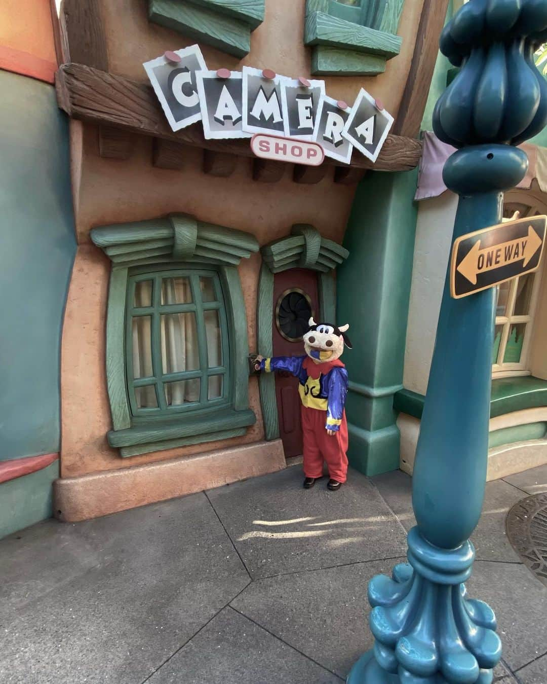 tiahy__さんのインスタグラム写真 - (tiahy__Instagram)「Toon Town 🏘. . . . トゥーンタウンはMickeyやたくさんのキャラクターたちが住んでいる居住エリア. 憧れのキャラクターたちが住む街に入ることができるなんて、本当に夢の国ですよね✨. 子どもたちが目をキラキラ輝かせている姿が本当に可愛くて、私もこの場所が大好きです. . . . #clarabelle #clarabell_taia#taiacostume」1月8日 16時00分 - tiahy__disney