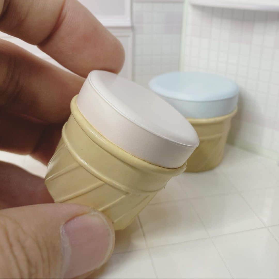Nunu's Houseのインスタグラム：「🍨 紙コップでアイスクリーム型の クッションスツールを 作りました😋  #ミニチュア　#miniature #田中智　#nunushouse」