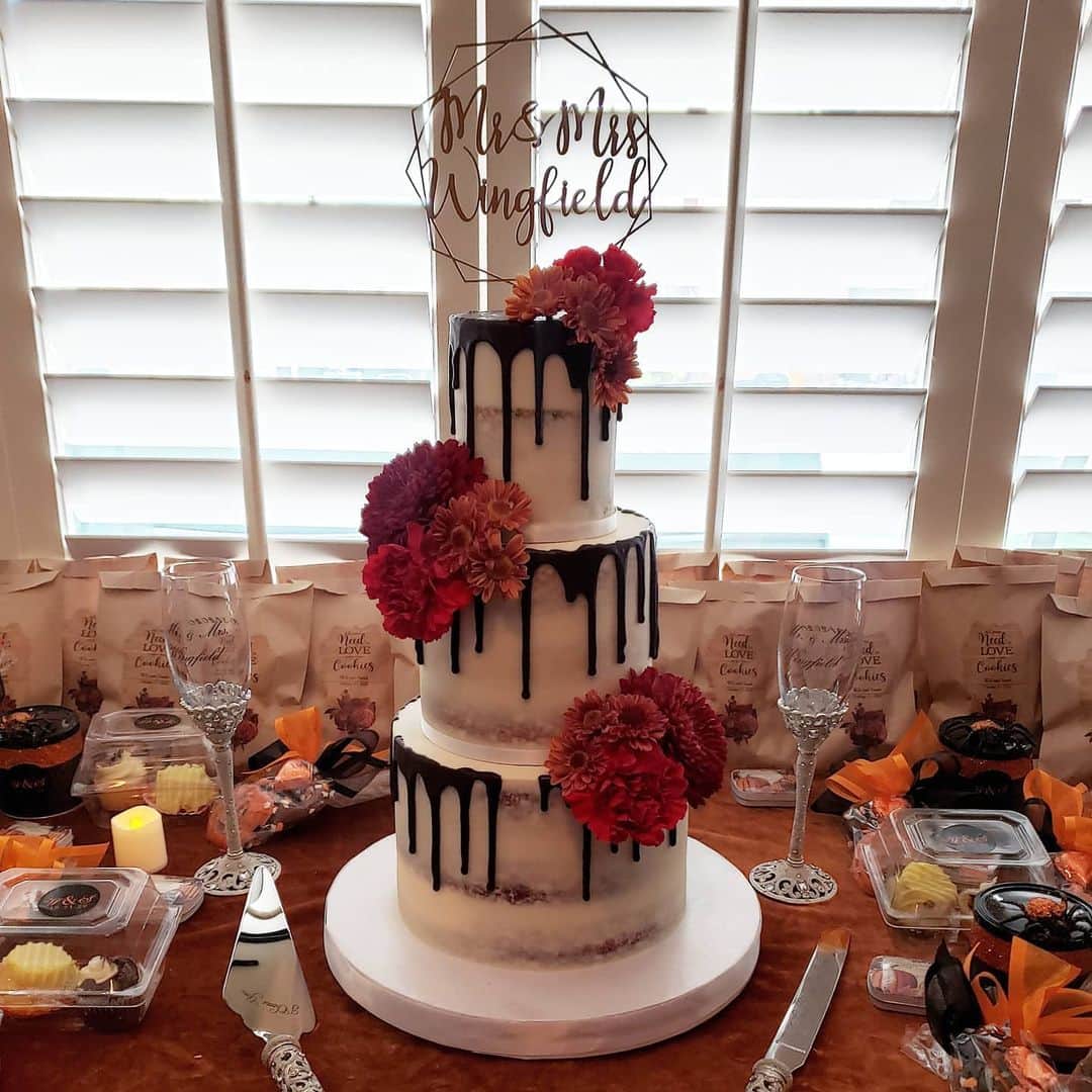 Honey Bee Cakesさんのインスタグラム写真 - (Honey Bee CakesInstagram)「Drip Wedding Cake Flowers by @150sunsetevents」1月8日 16時10分 - matthawkonline