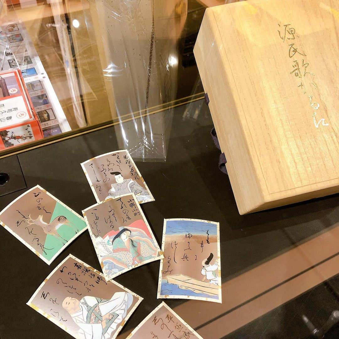銀座 蔦屋書店さんのインスタグラム写真 - (銀座 蔦屋書店Instagram)「【フェア｜遊べるのが大人】﻿ 現在の私たちと同じく外出が憚られた貴族や殿上人、風流人たちを虜にしてきた古の室内ゲームたち。﻿ 「風流人たちの雅さに想いを馳せ、玩具に隠された神秘を探る。」というのを建前に、遊んでみませんか？﻿ ﻿ ■貝合わせ 貝覆い とも藤﻿ 「とも藤」は平安時代に貴族が生み出し、江戸時代には広く庶民にも愛された遊びである「貝合わせ・貝覆い」を現代の暮らしに馴染むように提案するオリジナルブランドです。﻿ 現代人が楽しめる「貝合わせ」「貝覆い」をテーマに、吉祥文様、歳時記、宝尽くしなど日本の文化をモダンに表現しています。ぜひ蛤貝を手にとってみてください。﻿ ﻿ ■薫物屋香楽﻿ 「日本の伝統文化であるお香を気軽に楽しむ」をコンセプトに、香りキットや製品を製造しています。﻿ 手づくりでお香を作ることにより、悠久の歴史や先人の暮らし、また洗練された文化によって、世界で類を見ないほど磨き上げられてきた和の香りの素晴らしさを、より多くの方々に伝えてゆきます。﻿ ﻿ ■大石天狗堂﻿ 源氏歌かるた:「源氏物語」の中から和歌をモチーフにした典雅な歌かるたです。﻿ 上の句と下の句が絵札と字札に分かれ、金箔を焼き付けた和紙で仕上げられています。﻿ 百人一首と同じように、遊んで楽しめる大変珍しい源氏物語歌かるたです。源氏香図も描かれていますので、香道にもご利用いただけます。桐箱、解説付。﻿ ﻿ ■銀座いろはかるた﻿ 昔懐かしい銀座の風景が温かみのある影絵によって描かれた45枚組のかるた。﻿ 作者の藤城清治氏が開いた最初の個展は「銀座菊屋」、文字札は銀座のタウン誌「ポルトパロール」で公募されたという、銀座という街と銀座を愛する人々から生み出されたかるた。﻿ 銀座を知っている人にもこれから知ろうという人にも楽しめる逸品です。﻿ ﻿ ﻿ 会期：2020年12月26日(土) - 2021年01月28日(木)﻿ 時間：当店Webサイトをご確認ください。﻿ 場所：文具売場﻿ 主催：銀座 蔦屋書店﻿ 問い合わせ先：03-3575-7755﻿ ﻿ ﻿ #貝合わせ #貝覆い #とも藤 #薫物屋香楽 #お香 #大石天狗堂 #源氏物語 #香道 #銀座いろはかるた #いろはかるた #藤城清治 #風流 #日本文化 #japaneseculture #kaiawase #koudou #japaneseinsence #karuta #thetaleofgenji #ginzasix #銀座 #蔦屋書店 #ginza #銀座蔦屋書店 #ginzatsutayabooks﻿ @junsato.treasure﻿ @takimonoyakaraku﻿」1月8日 16時11分 - ginza_tsutayabooks