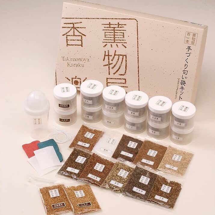 銀座 蔦屋書店さんのインスタグラム写真 - (銀座 蔦屋書店Instagram)「【フェア｜遊べるのが大人】﻿ 現在の私たちと同じく外出が憚られた貴族や殿上人、風流人たちを虜にしてきた古の室内ゲームたち。﻿ 「風流人たちの雅さに想いを馳せ、玩具に隠された神秘を探る。」というのを建前に、遊んでみませんか？﻿ ﻿ ■貝合わせ 貝覆い とも藤﻿ 「とも藤」は平安時代に貴族が生み出し、江戸時代には広く庶民にも愛された遊びである「貝合わせ・貝覆い」を現代の暮らしに馴染むように提案するオリジナルブランドです。﻿ 現代人が楽しめる「貝合わせ」「貝覆い」をテーマに、吉祥文様、歳時記、宝尽くしなど日本の文化をモダンに表現しています。ぜひ蛤貝を手にとってみてください。﻿ ﻿ ■薫物屋香楽﻿ 「日本の伝統文化であるお香を気軽に楽しむ」をコンセプトに、香りキットや製品を製造しています。﻿ 手づくりでお香を作ることにより、悠久の歴史や先人の暮らし、また洗練された文化によって、世界で類を見ないほど磨き上げられてきた和の香りの素晴らしさを、より多くの方々に伝えてゆきます。﻿ ﻿ ■大石天狗堂﻿ 源氏歌かるた:「源氏物語」の中から和歌をモチーフにした典雅な歌かるたです。﻿ 上の句と下の句が絵札と字札に分かれ、金箔を焼き付けた和紙で仕上げられています。﻿ 百人一首と同じように、遊んで楽しめる大変珍しい源氏物語歌かるたです。源氏香図も描かれていますので、香道にもご利用いただけます。桐箱、解説付。﻿ ﻿ ■銀座いろはかるた﻿ 昔懐かしい銀座の風景が温かみのある影絵によって描かれた45枚組のかるた。﻿ 作者の藤城清治氏が開いた最初の個展は「銀座菊屋」、文字札は銀座のタウン誌「ポルトパロール」で公募されたという、銀座という街と銀座を愛する人々から生み出されたかるた。﻿ 銀座を知っている人にもこれから知ろうという人にも楽しめる逸品です。﻿ ﻿ ﻿ 会期：2020年12月26日(土) - 2021年01月28日(木)﻿ 時間：当店Webサイトをご確認ください。﻿ 場所：文具売場﻿ 主催：銀座 蔦屋書店﻿ 問い合わせ先：03-3575-7755﻿ ﻿ ﻿ #貝合わせ #貝覆い #とも藤 #薫物屋香楽 #お香 #大石天狗堂 #源氏物語 #香道 #銀座いろはかるた #いろはかるた #藤城清治 #風流 #日本文化 #japaneseculture #kaiawase #koudou #japaneseinsence #karuta #thetaleofgenji #ginzasix #銀座 #蔦屋書店 #ginza #銀座蔦屋書店 #ginzatsutayabooks﻿ @junsato.treasure﻿ @takimonoyakaraku﻿」1月8日 16時11分 - ginza_tsutayabooks