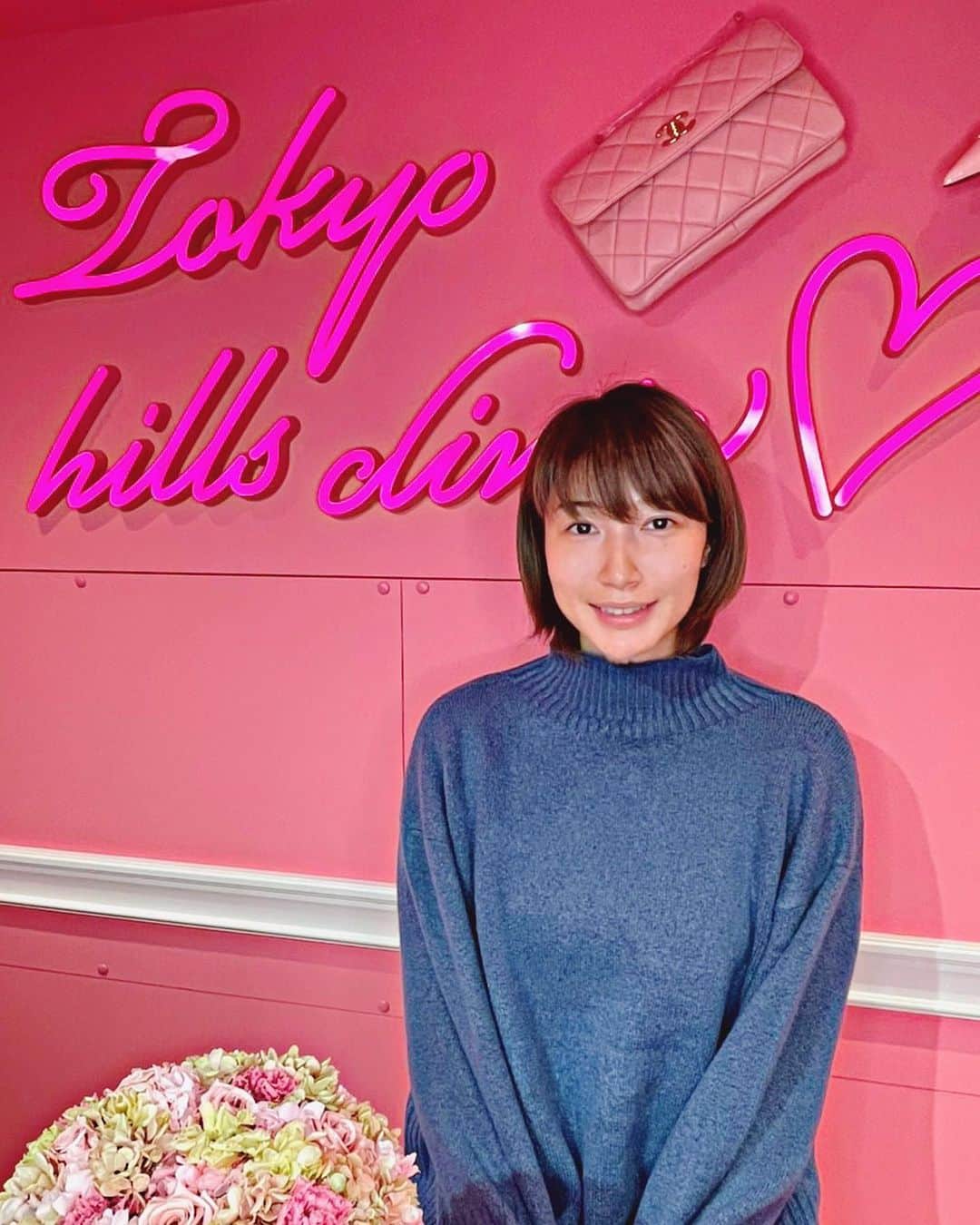 のインスタグラム：「お肌のメンテナンスで @tokyo_hills_clinic さんへ🤗 ・ ついに…ずっと気になっていた『ダーマペン』を施術していただきました😳 ・ まずはベッドに横になって麻酔クリームを塗っ布〜♪ 時間を置いて洗い流し、いざダーマペン✒️ ・ 多少チクチクしましたが、あっという間に終了😳 施術後は鎮静効果のあるパックをしてもらって帰宅すると言った流れでした✨ ・ 今はかなり赤みが出ている状態ですが、3日ほどで引くそうです。 ここからの肌の変化をまた載せさせてもらいますね🤗 ・ 私の知り合いの方で気になる方、ぜひコメント、連絡ください💪 まずは @tokyo_hills_clinic さんのサイトからダーマペンのところを見てみてくださいね💓 ・ #tokyohillsclinic  #東京ヒルズクリニック #ダーマペン」