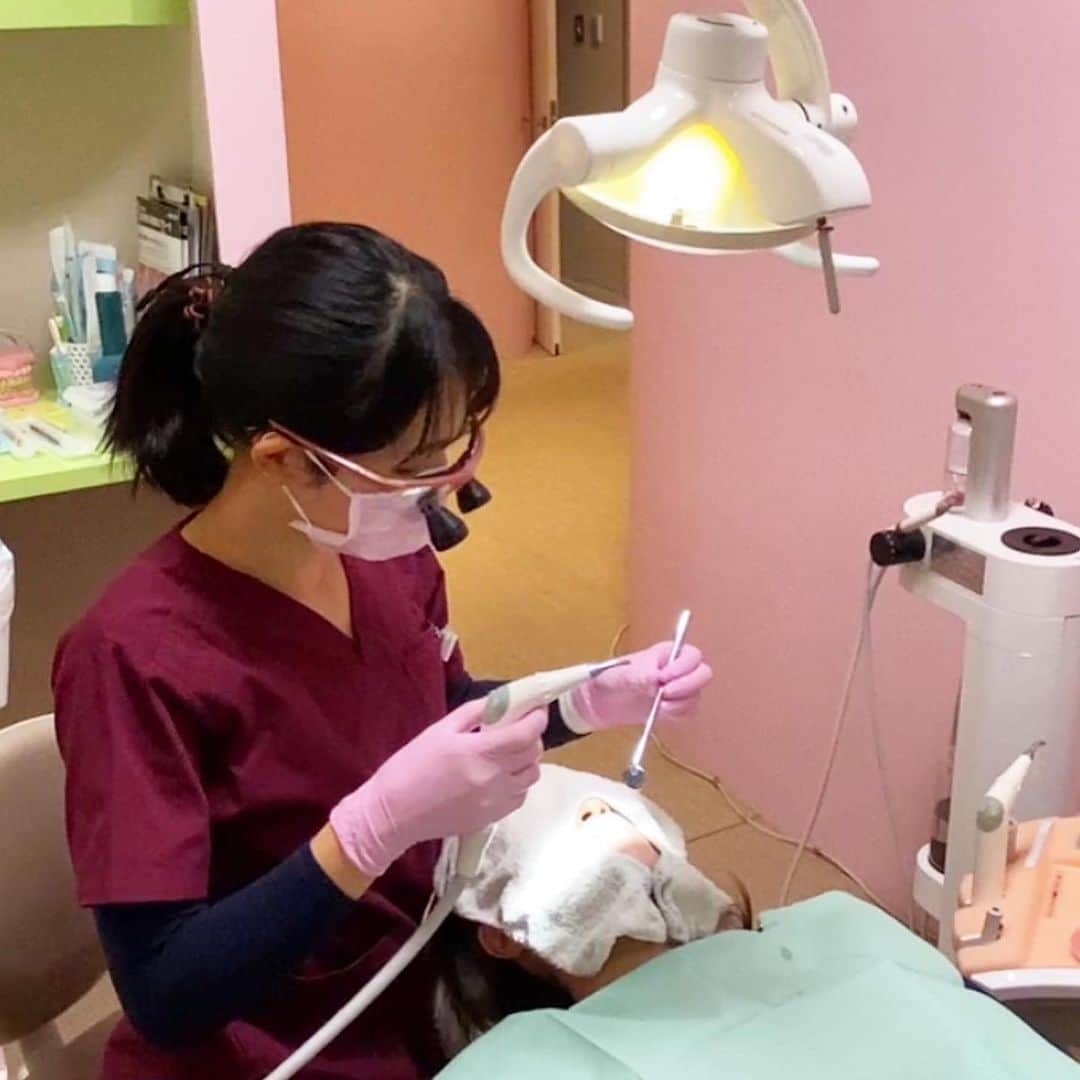 新東京歯科衛生士学校さんのインスタグラム写真 - (新東京歯科衛生士学校Instagram)「活躍する先輩を取材させて頂きました🎥🌟  ホワイトラビット歯科医院様で勤務されている、八田さんです！新東京の歯科衛生士科夜間部を3年前に卒業されました🌸  今の目標は、虫歯などになる前に、「予防」することをより広めることだそう🌷 キレイな歯科医院で、生き生きと活躍されている先輩は、あこがれますね…！！！  八田さん、そしてホワイトラビット歯科医院様、取材させて下さり、ありがとうございました😆💗  #ホワイトラビット歯科医院 #新東京歯科衛生士学校 #歯科衛生士　#予防歯科　#歯周病治療 #あこがれ　#笑顔をつくる仕事　#笑顔をつくる学校 #新東京　#dentalhygienist #医療系　#歯科医院　#歯医者」1月8日 16時05分 - dh_shintokyo