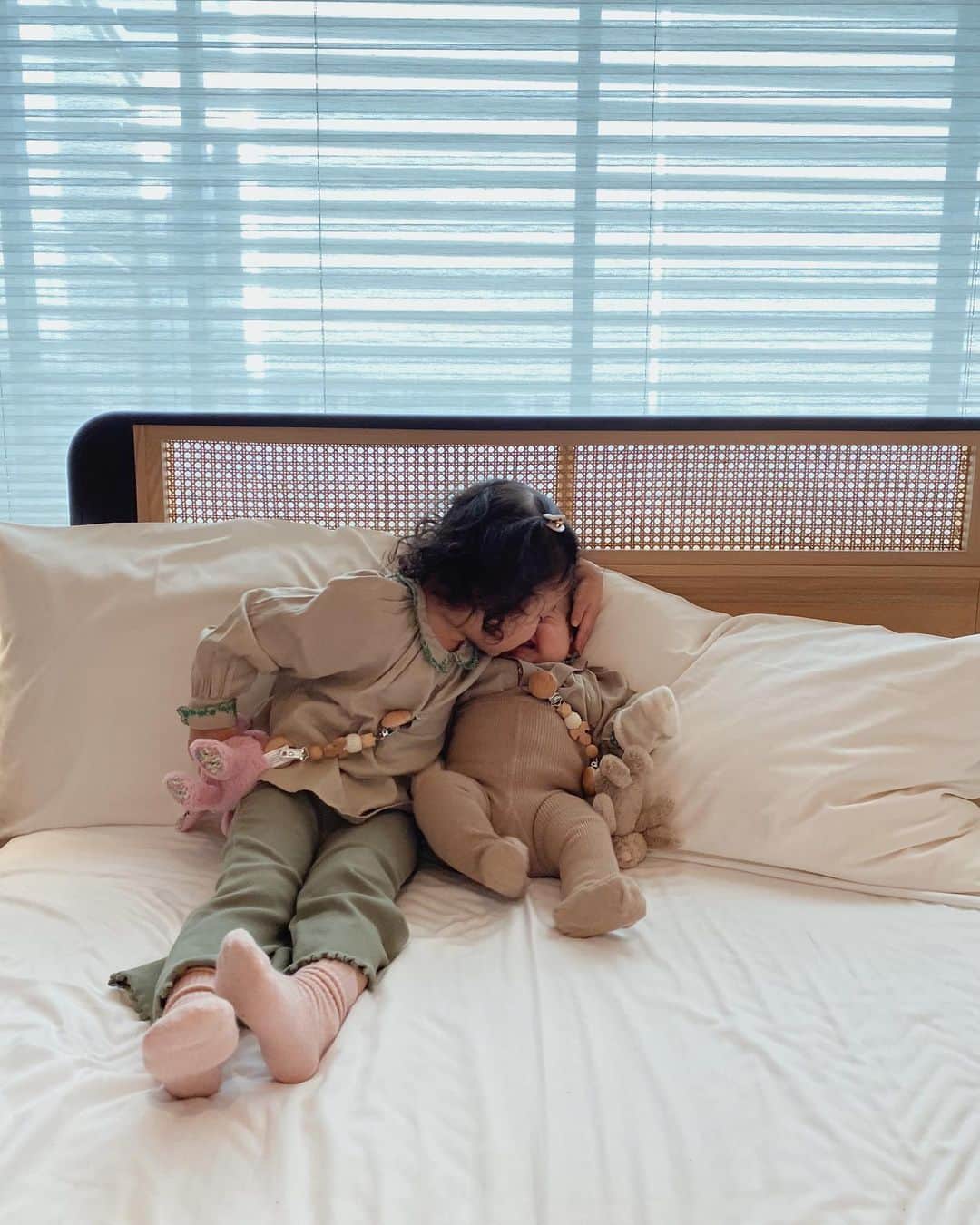 目見田早弥子のインスタグラム：「🌿. 秋生まれの次女に♡と思っていた リーフモチーフのブランケットクリップ𓈒𓂂 @jiji.shop____  長さがちょうど良いので それぞれのぬいぐるみをくっつけてます🧸 ぬいぐるみは @jellycat_japan 🐇♡ 次女のうさぎさんをお祝いでいただいて 長女が羨ましがって取っちゃうから 結局長女にもひと回り大きいサイズの色違いを購入💭 これが姉妹か~😇（笑） ⠀ 長女の愛が重くて次女泣いてる。。😂 好き過ぎてぎゅーがいっつも強くなっちゃうんですよねぇ😂」