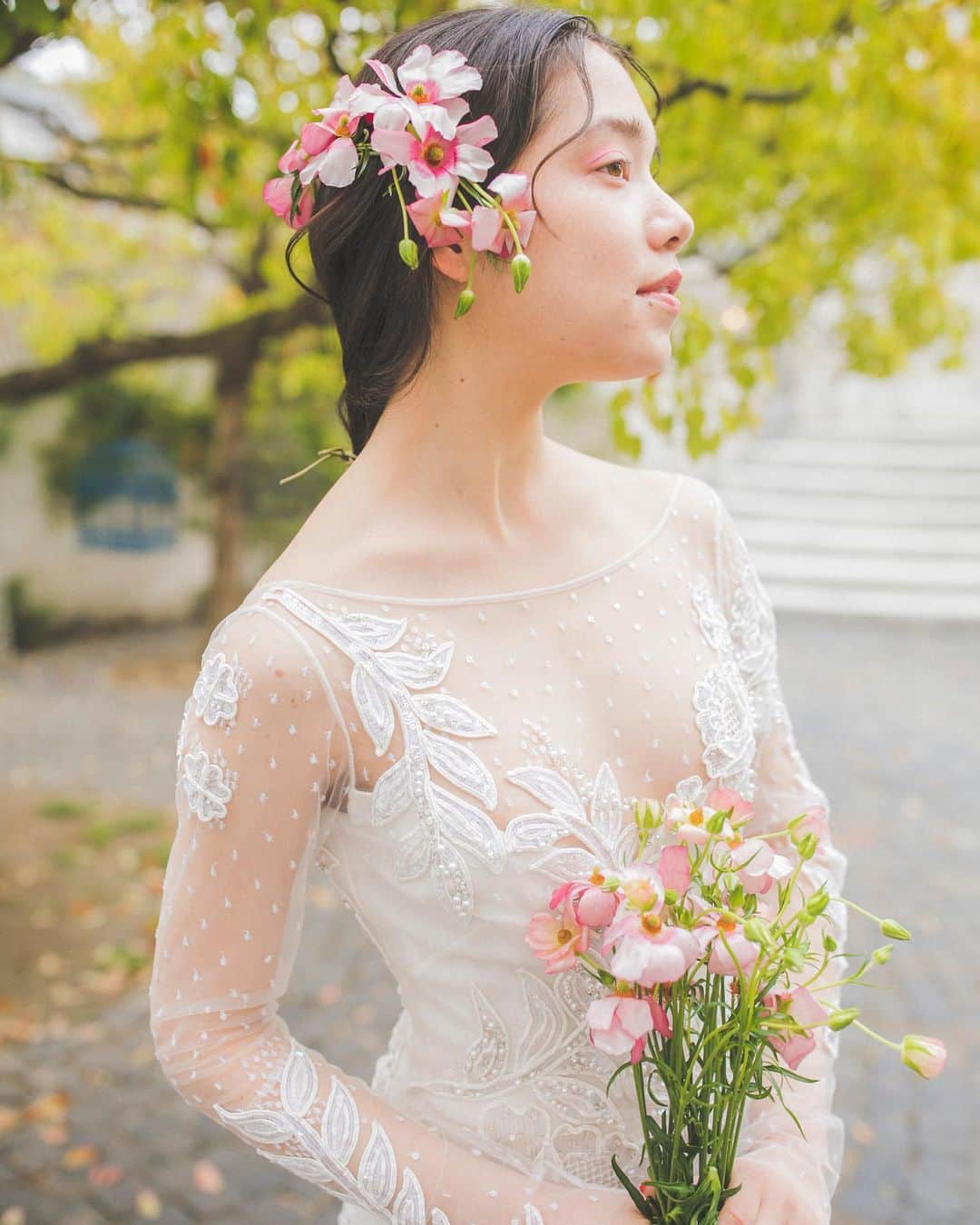 のインスタグラム：「人気のロングスリーブのdress。  @temperleybridal クラシカルでスリムのドレスにストーンやパール、スパンコールの立体的なお花を添えられて、大人の落ち着いた雰囲気を演出してくれてます。  お問い合わせ aedam tel 0532-32-1006 LINE official account(@aedam)  #aedam #ドレス #フォトウェディング」