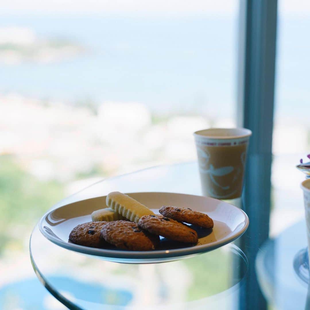 Okinawa Marriott Resort & Spa 【公式】さんのインスタグラム写真 - (Okinawa Marriott Resort & Spa 【公式】Instagram)「.  スイートルームや14階15階のエグゼフロアにご宿泊のお客様の特典ラウンジ。 特に14階にあるオーシャンラウンジからの眺めは最高！ 旅やワーケーションの休憩におすすめ。ホテルステイがより快適に。 #okinawamarriott  #オキナワマリオット  #withコロナ  #スイートルーム専用ラウンジ  #スイートルーム好きと繋がりたい」1月8日 16時34分 - okinawa.oriental.hotel