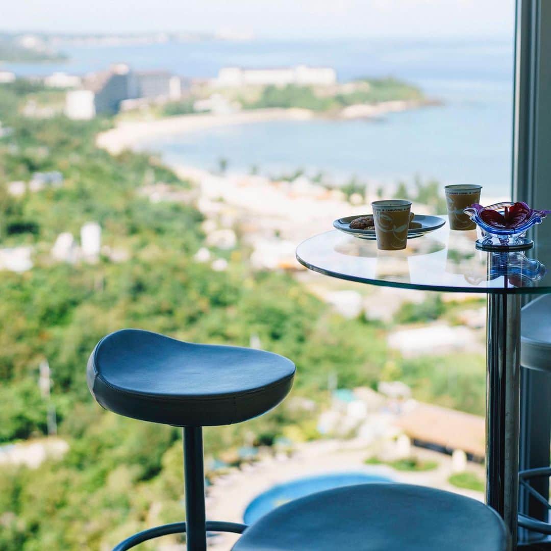 Okinawa Marriott Resort & Spa 【公式】のインスタグラム：「.  スイートルームや14階15階のエグゼフロアにご宿泊のお客様の特典ラウンジ。 特に14階にあるオーシャンラウンジからの眺めは最高！ 旅やワーケーションの休憩におすすめ。ホテルステイがより快適に。 #okinawamarriott  #オキナワマリオット  #withコロナ  #スイートルーム専用ラウンジ  #スイートルーム好きと繋がりたい」
