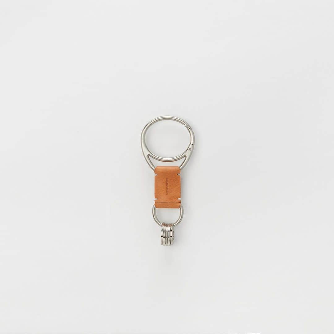 エンダースキーマのインスタグラム：「2021ws(winter/spring) will be at stores from the 9th of Jan﻿ *flagship stores @sukima_shop and retailers in Japan﻿ *abroad mid Mar﻿ ﻿ model: key hook﻿ color: natural, black, navy, brown, red, orange﻿ ﻿ #henderscheme #2021ws」