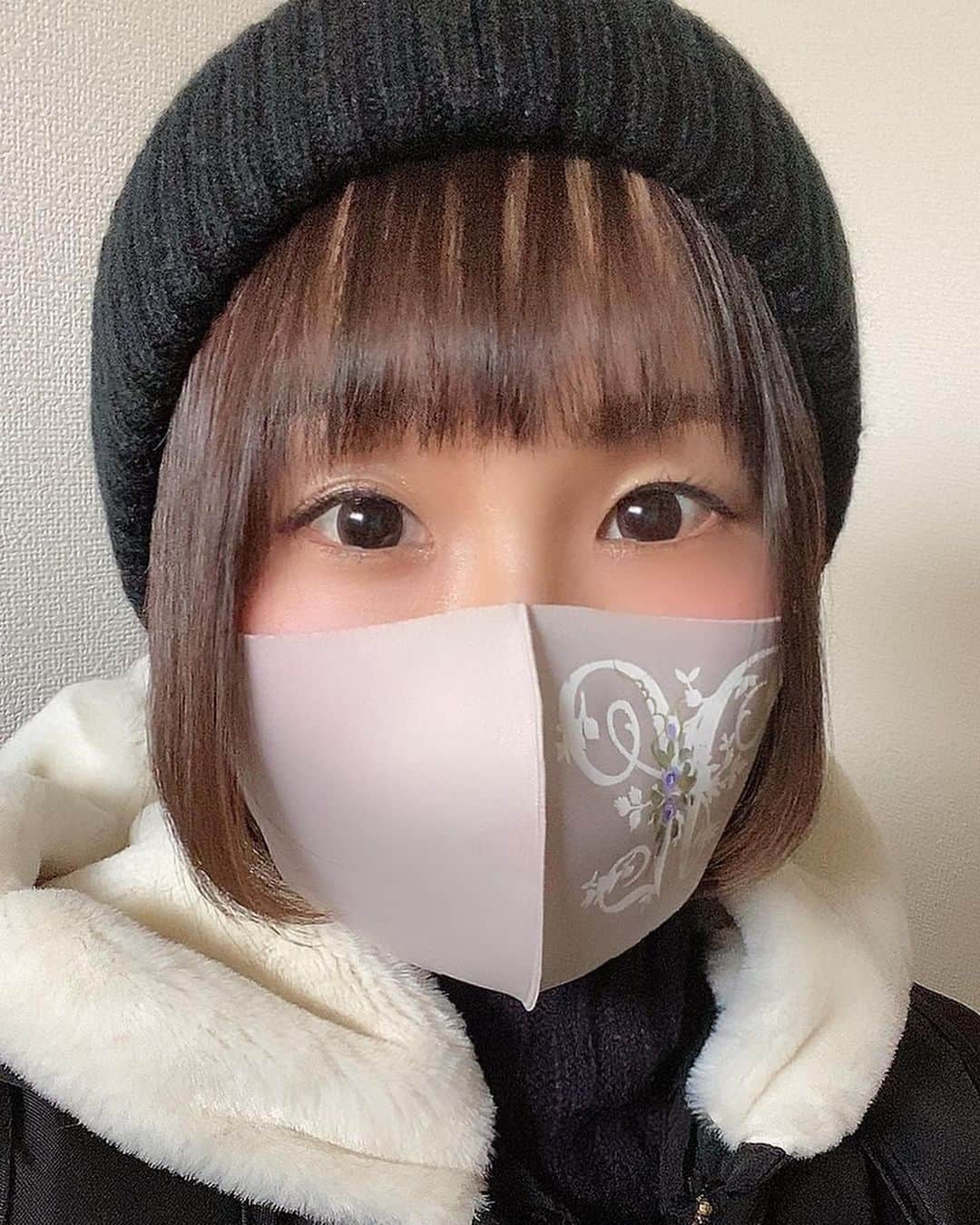 森碕ひろかのインスタグラム：「イニシャル入りマスク✨✨  もうひとつ色違いもあります😷💕」