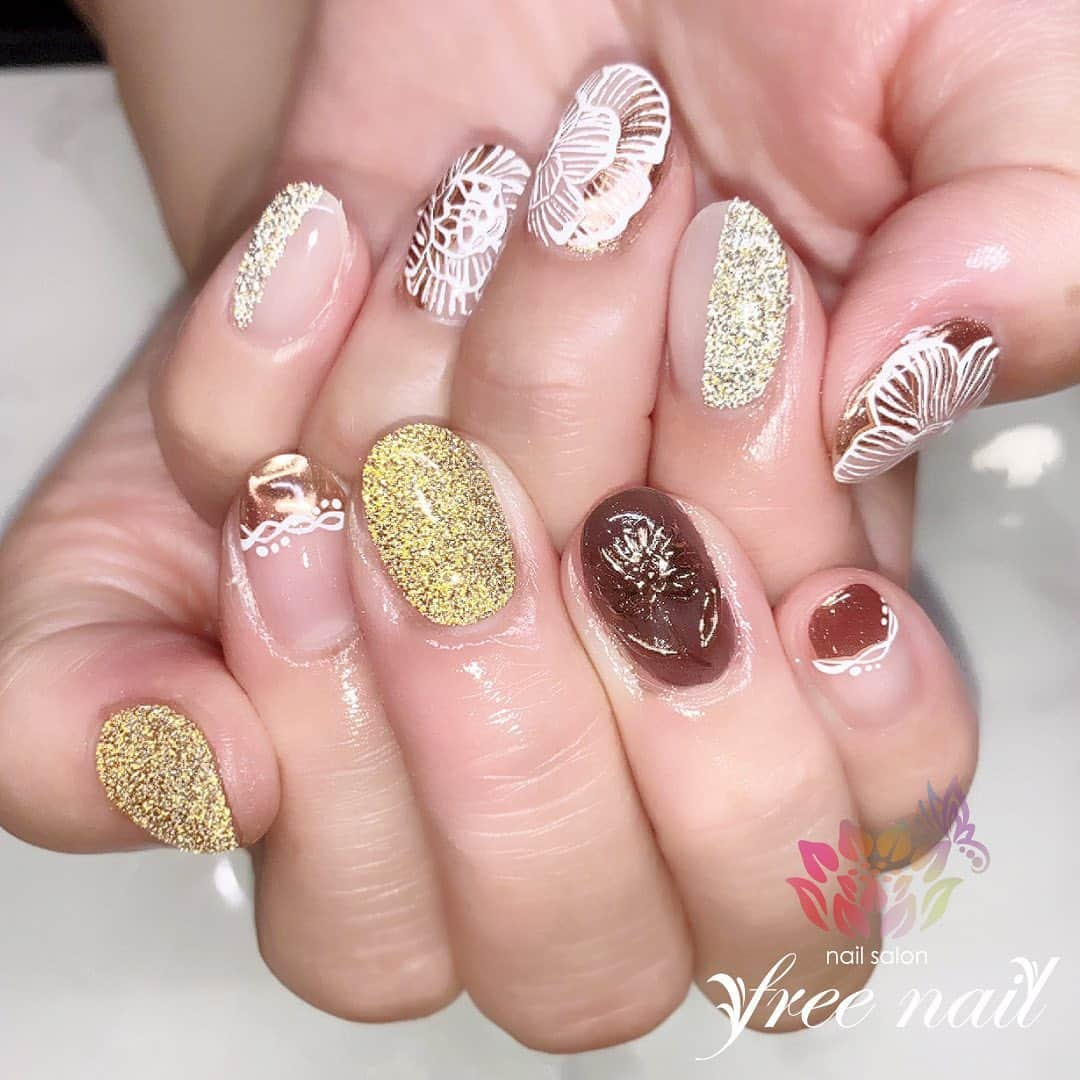 ネイルアーティストRYさんのインスタグラム写真 - (ネイルアーティストRYInstagram)「. フラッシュネイル💅🏻📸✨ . ①フラッシュなし📷 ②フラッシュあり📸 . 色ときらめきが変わる フラッシュネイル💅🏻📸✨ . #ネイリスト #ネイルアーティスト #ネイルアート #ネイルチェンジ #ネイルサロン #大阪ネイルサロン #ネイルスクール #ネイル動画 #ジェルネイル #ネイルデザイン #フラッシュネイル #ミラーネイル #メタリックネイル #グリッターネイル #ゴールドネイル #ブラウンネイル #デザインネイル #トレンドネイル #大人ネイル #おしゃれネイル #キラキラネイル #冬ネイル #winternails #美甲 #日式美甲 #日式美甲胶 #日本美甲师 #日本美甲老师 #美甲上课 #日本胶」1月8日 16時40分 - nail_artist_rm