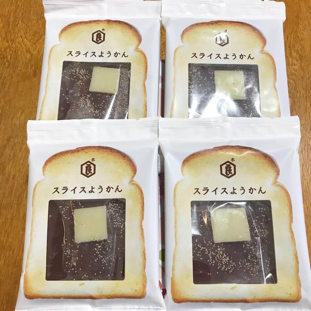 のインスタグラム：「去年も行けなかったが今年も当分行けそうにない…京都が恋しい。ということで亀屋良長からお取り寄せ。パンに載せて焼くだけの「スライスようかん」、まるでスライスチーズのような極薄ようかんに、薄切りのバターようかんまでのっかってるかわいいヤツ。新しい和菓子のかたち。 在宅勤務のおやつにちょうどいい。爆買い。京都行きたい…。 #スライスようかん #亀屋良長 #おやつ　#お取り寄せ　#あんこ　#yummy #foodie #sweet #wagashi #kyoto」