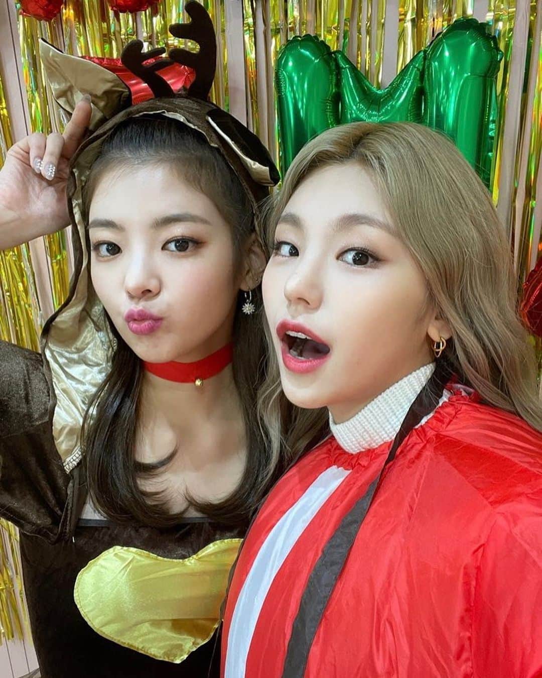 ITZYさんのインスタグラム写真 - (ITZYInstagram)「Late Christmas vibes just because it’s snowing❄🎅❤」1月8日 16時51分 - itzy.all.in.us